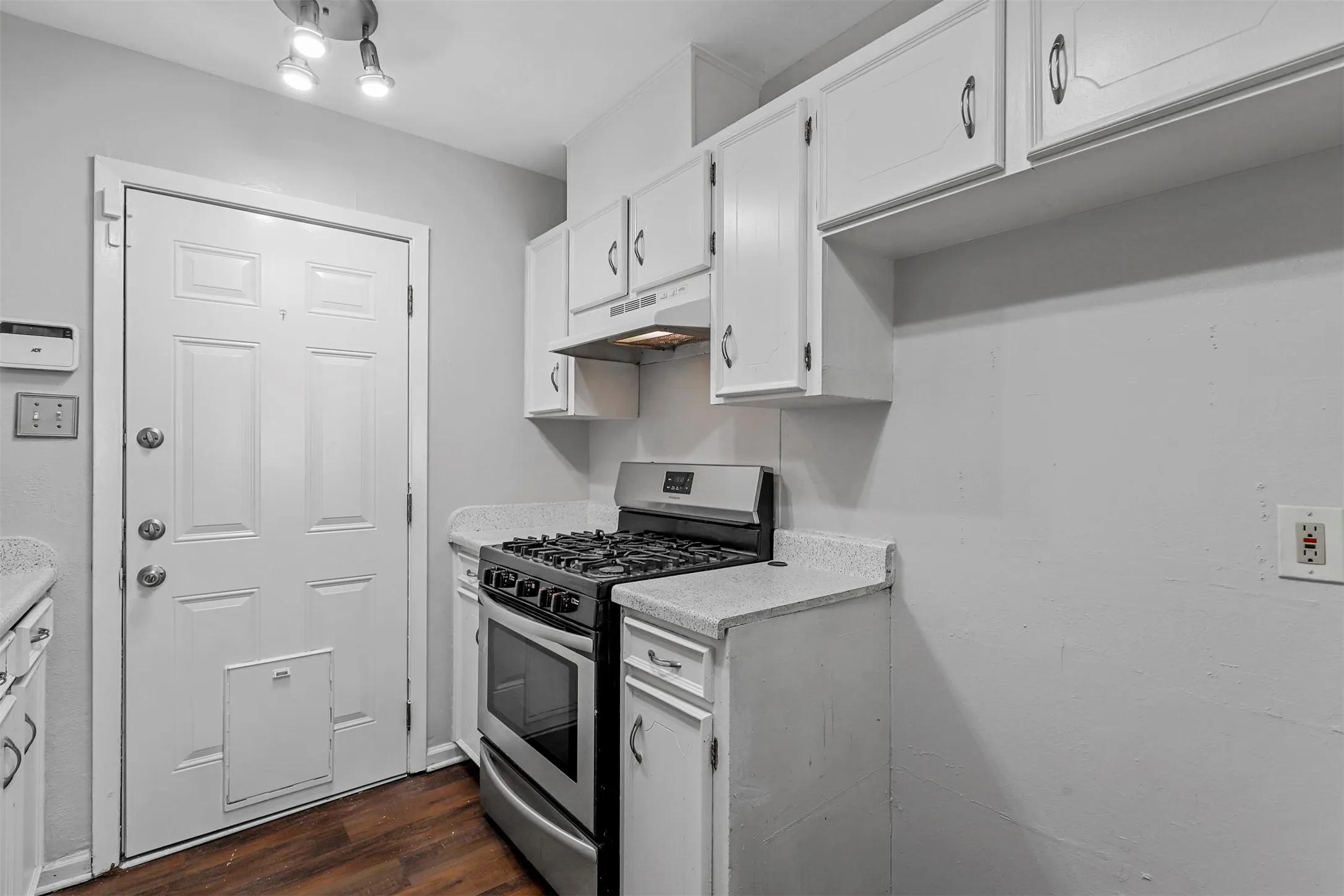Single Family Residence For Rent in Tarrant County , 2504 S Fielder Road, Arlington, Texas 76015, 3 Bedroom, 2 Bathroom, 2 Garage spaces, 1,161 Sqft, built in 1966, mls#21309147, Real Estate Agent in Arlington, Homes For Rent in Tarrant county, Homes For Rent in Arlington, Realtor in Arlington Texas, Real Estate Brokerage Independent Realty Texas, Luminita Cordes Realtor