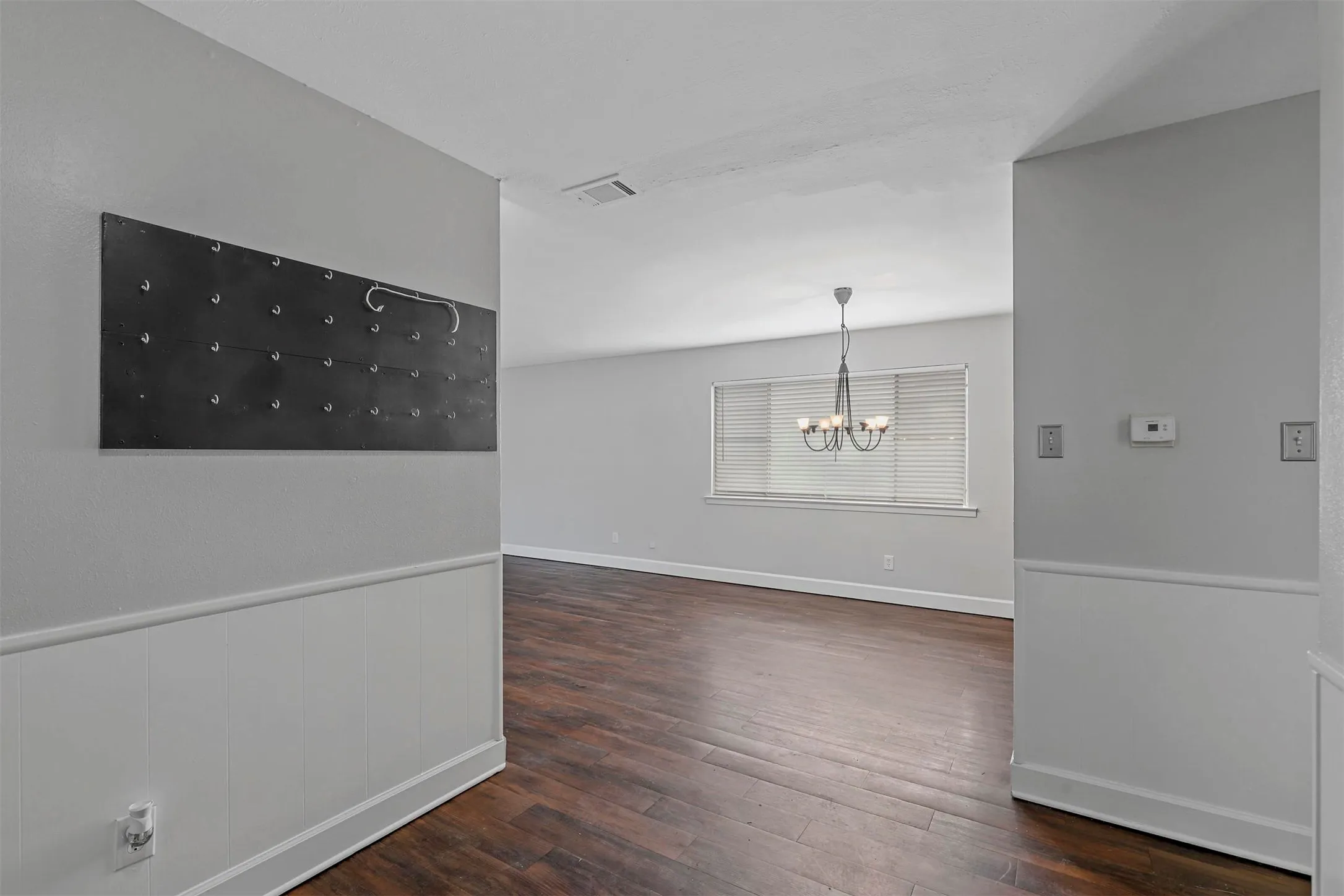 Single Family Residence For Rent in Tarrant County , 2504 S Fielder Road, Arlington, Texas 76015, 3 Bedroom, 2 Bathroom, 2 Garage spaces, 1,161 Sqft, built in 1966, mls#21309147, Real Estate Agent in Arlington, Homes For Rent in Tarrant county, Homes For Rent in Arlington, Realtor in Arlington Texas, Real Estate Brokerage Independent Realty Texas, Luminita Cordes Realtor