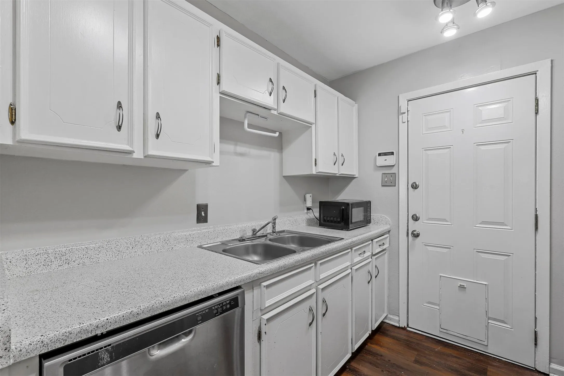 Single Family Residence For Rent in Tarrant County , 2504 S Fielder Road, Arlington, Texas 76015, 3 Bedroom, 2 Bathroom, 2 Garage spaces, 1,161 Sqft, built in 1966, mls#21309147, Real Estate Agent in Arlington, Homes For Rent in Tarrant county, Homes For Rent in Arlington, Realtor in Arlington Texas, Real Estate Brokerage Independent Realty Texas, Luminita Cordes Realtor