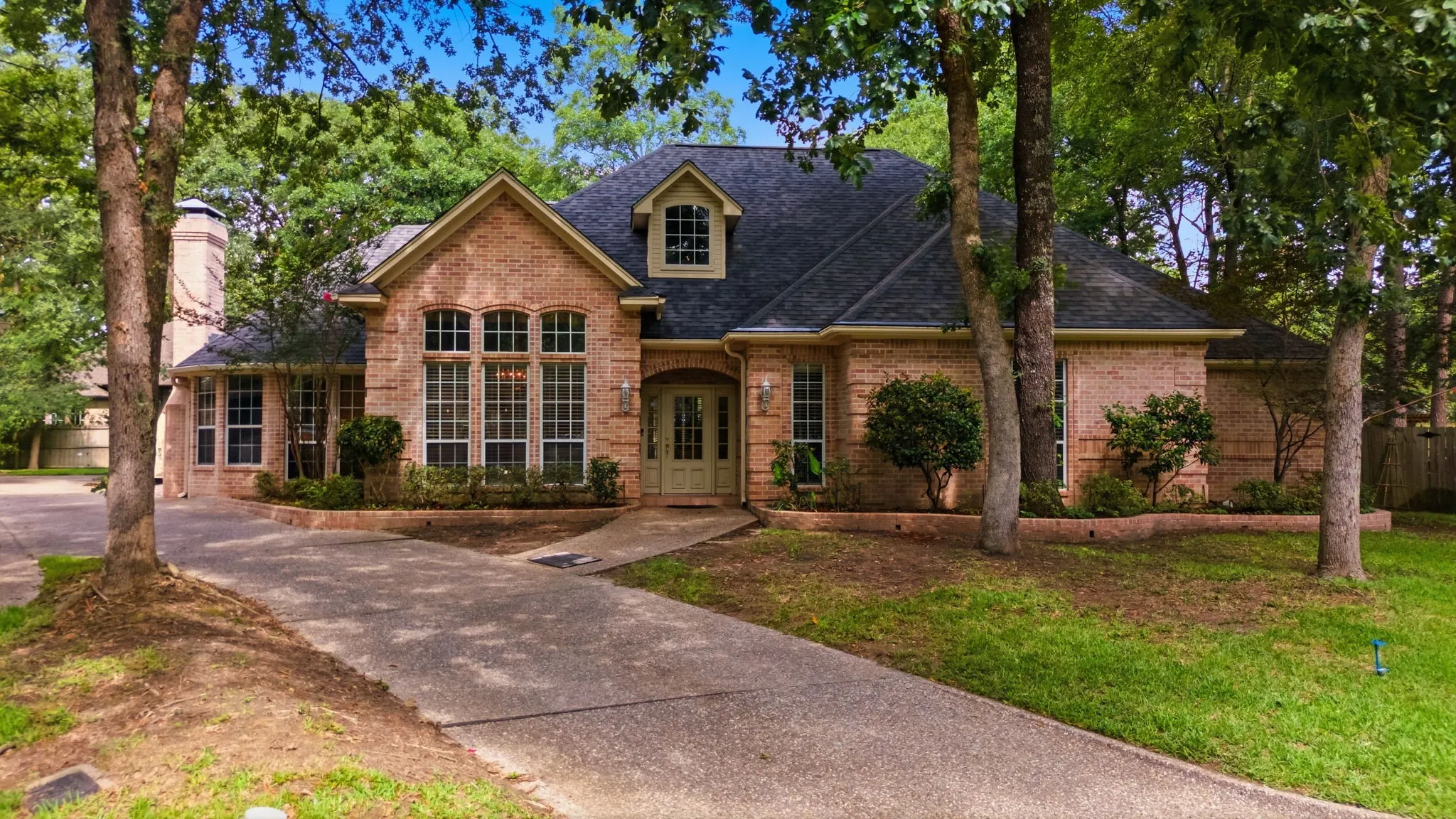 Single Family Residence For Sale in Smith County , 4117 Hollow Oak Circle, Tyler, Texas 75707, 4 Bedroom, 3 Bathroom, 2 Garage spaces, 2,639 Sqft, built in 1995, mls#21309178, Real Estate Agent in Tyler, Homes For Sale in Smith county, Homes For Sale in Tyler, Realtor in Tyler Texas, Real Estate Brokerage Independent Realty Texas, Luminita Cordes Realtor
