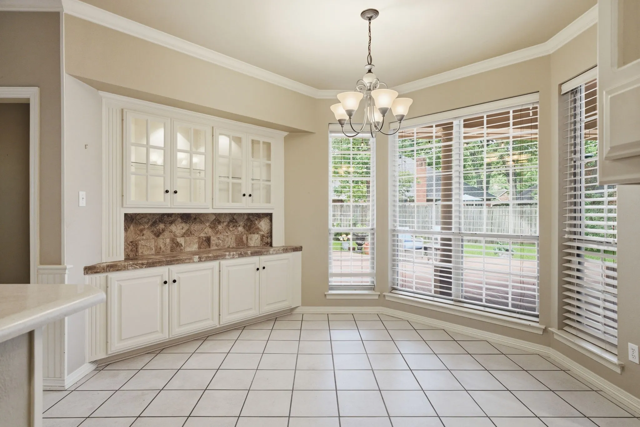 Single Family Residence For Sale in Smith County , 4117 Hollow Oak Circle, Tyler, Texas 75707, 4 Bedroom, 3 Bathroom, 2 Garage spaces, 2,639 Sqft, built in 1995, mls#21309178, Real Estate Agent in Tyler, Homes For Sale in Smith county, Homes For Sale in Tyler, Realtor in Tyler Texas, Real Estate Brokerage Independent Realty Texas, Luminita Cordes Realtor