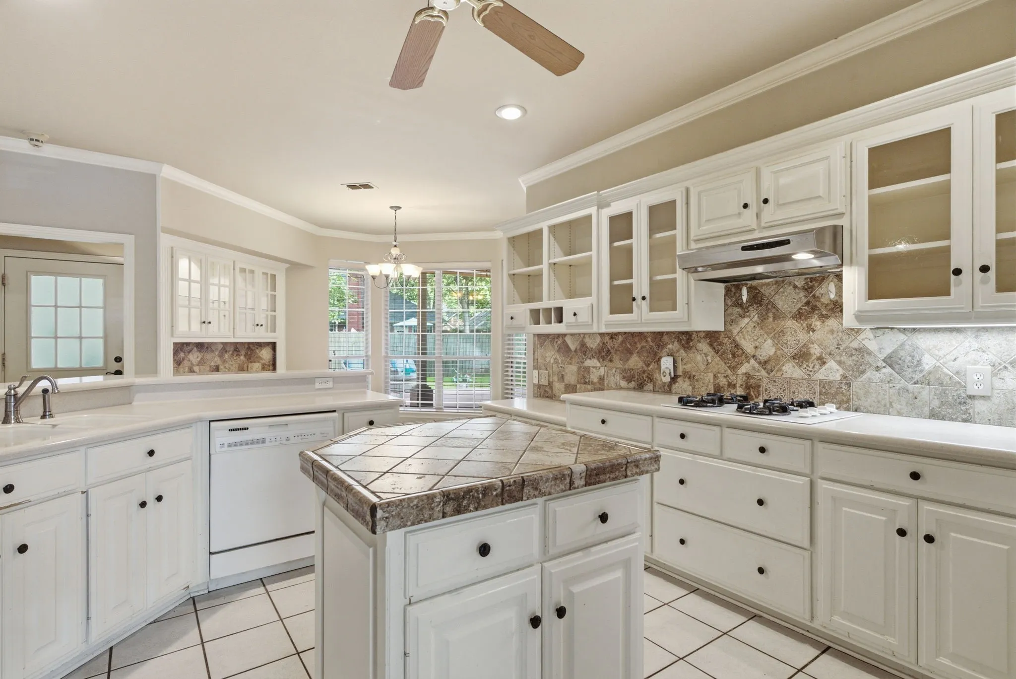 Single Family Residence For Sale in Smith County , 4117 Hollow Oak Circle, Tyler, Texas 75707, 4 Bedroom, 3 Bathroom, 2 Garage spaces, 2,639 Sqft, built in 1995, mls#21309178, Real Estate Agent in Tyler, Homes For Sale in Smith county, Homes For Sale in Tyler, Realtor in Tyler Texas, Real Estate Brokerage Independent Realty Texas, Luminita Cordes Realtor