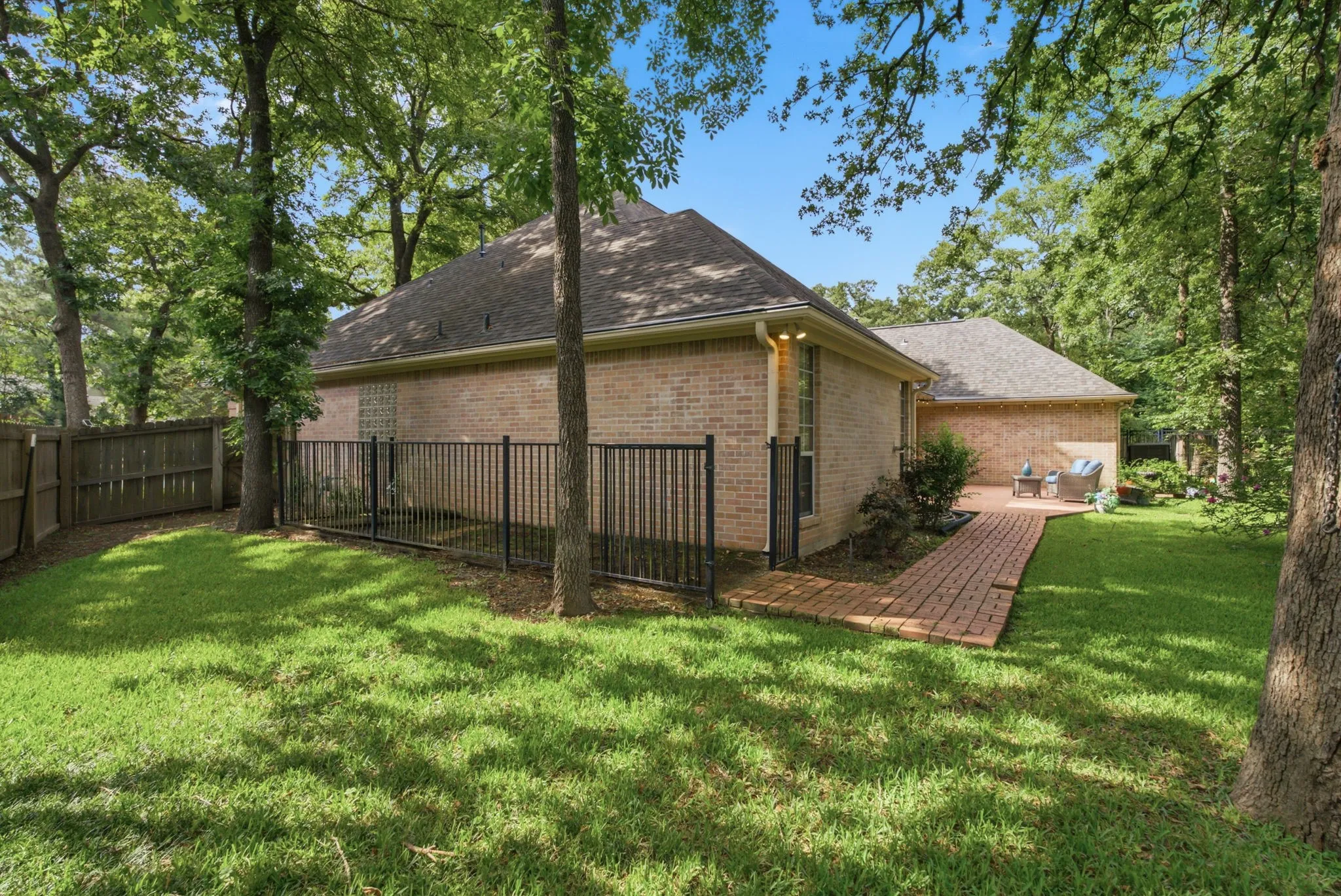 Single Family Residence For Sale in Smith County , 4117 Hollow Oak Circle, Tyler, Texas 75707, 4 Bedroom, 3 Bathroom, 2 Garage spaces, 2,639 Sqft, built in 1995, mls#21309178, Real Estate Agent in Tyler, Homes For Sale in Smith county, Homes For Sale in Tyler, Realtor in Tyler Texas, Real Estate Brokerage Independent Realty Texas, Luminita Cordes Realtor