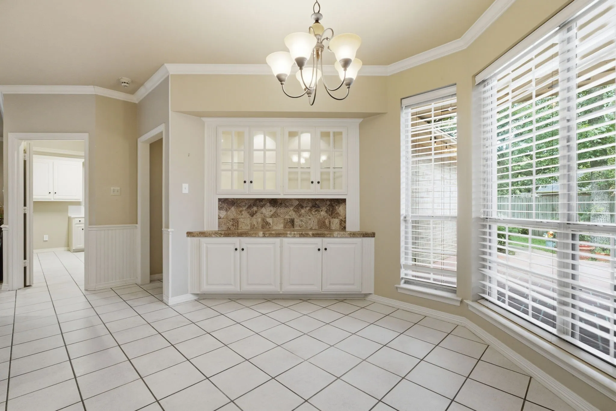 Single Family Residence For Sale in Smith County , 4117 Hollow Oak Circle, Tyler, Texas 75707, 4 Bedroom, 3 Bathroom, 2 Garage spaces, 2,639 Sqft, built in 1995, mls#21309178, Real Estate Agent in Tyler, Homes For Sale in Smith county, Homes For Sale in Tyler, Realtor in Tyler Texas, Real Estate Brokerage Independent Realty Texas, Luminita Cordes Realtor
