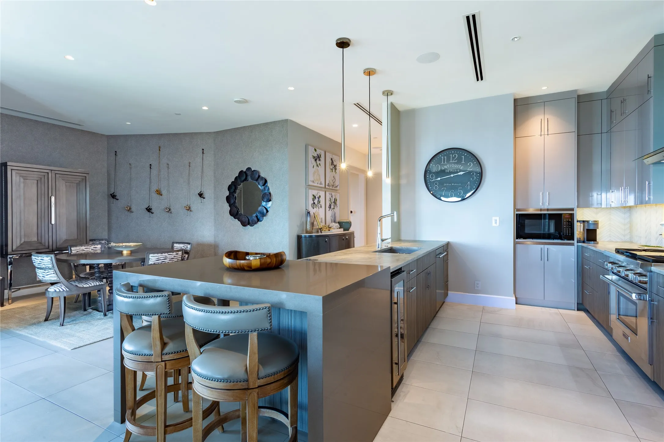 3-person Breakfast Bar.