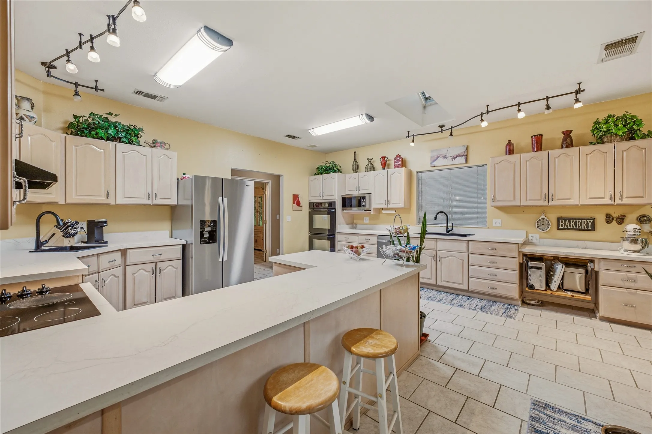 Single Family Residence For Sale in Parker County , 118 Pleasant Valley Lane, Weatherford, Texas 76087, 4 Bedroom, 4 Bathroom, 3 Garage spaces, 3,388 Sqft, built in 1996, mls#21309168, Real Estate Agent in Weatherford, Homes For Sale in Parker county, Homes For Sale in Weatherford, Realtor in Weatherford Texas, Real Estate Brokerage Independent Realty Texas, Luminita Cordes Realtor
