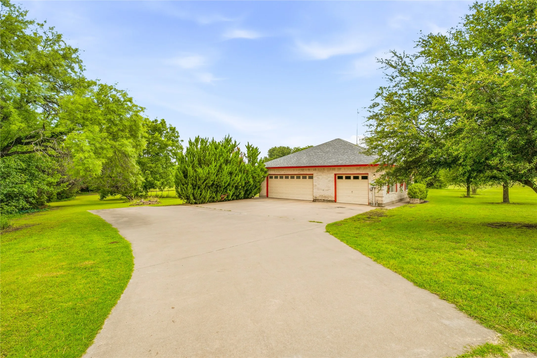 Single Family Residence For Sale in Parker County , 118 Pleasant Valley Lane, Weatherford, Texas 76087, 4 Bedroom, 4 Bathroom, 3 Garage spaces, 3,388 Sqft, built in 1996, mls#21309168, Real Estate Agent in Weatherford, Homes For Sale in Parker county, Homes For Sale in Weatherford, Realtor in Weatherford Texas, Real Estate Brokerage Independent Realty Texas, Luminita Cordes Realtor