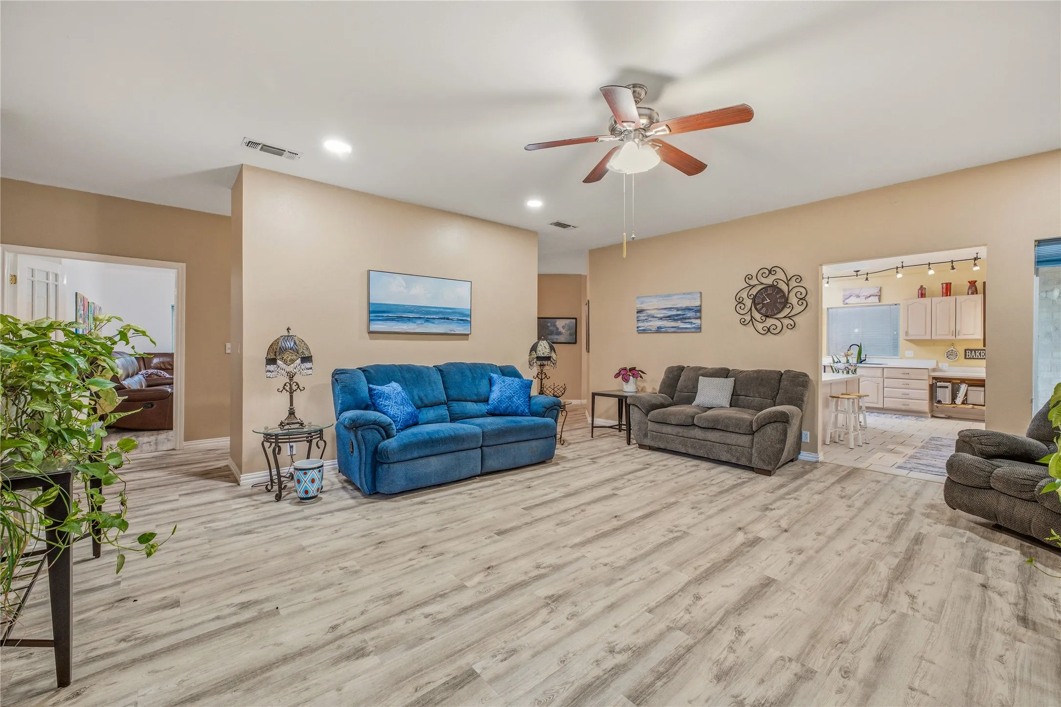 Single Family Residence For Sale in Parker County , 118 Pleasant Valley Lane, Weatherford, Texas 76087, 4 Bedroom, 4 Bathroom, 3 Garage spaces, 3,388 Sqft, built in 1996, mls#21309168, Real Estate Agent in Weatherford, Homes For Sale in Parker county, Homes For Sale in Weatherford, Realtor in Weatherford Texas, Real Estate Brokerage Independent Realty Texas, Luminita Cordes Realtor