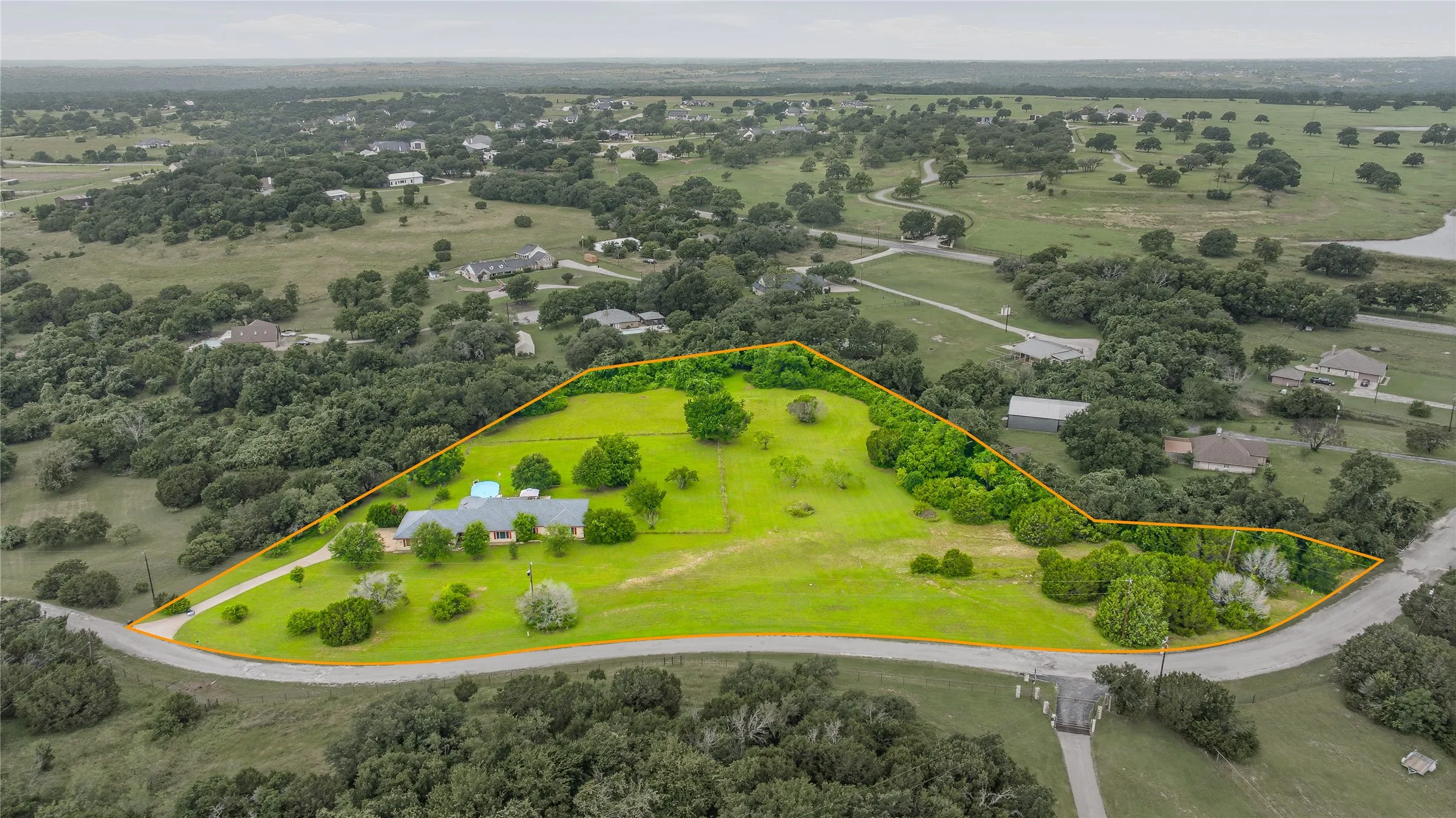 Single Family Residence For Sale in Parker County , 118 Pleasant Valley Lane, Weatherford, Texas 76087, 4 Bedroom, 4 Bathroom, 3 Garage spaces, 3,388 Sqft, built in 1996, mls#21309168, Real Estate Agent in Weatherford, Homes For Sale in Parker county, Homes For Sale in Weatherford, Realtor in Weatherford Texas, Real Estate Brokerage Independent Realty Texas, Luminita Cordes Realtor