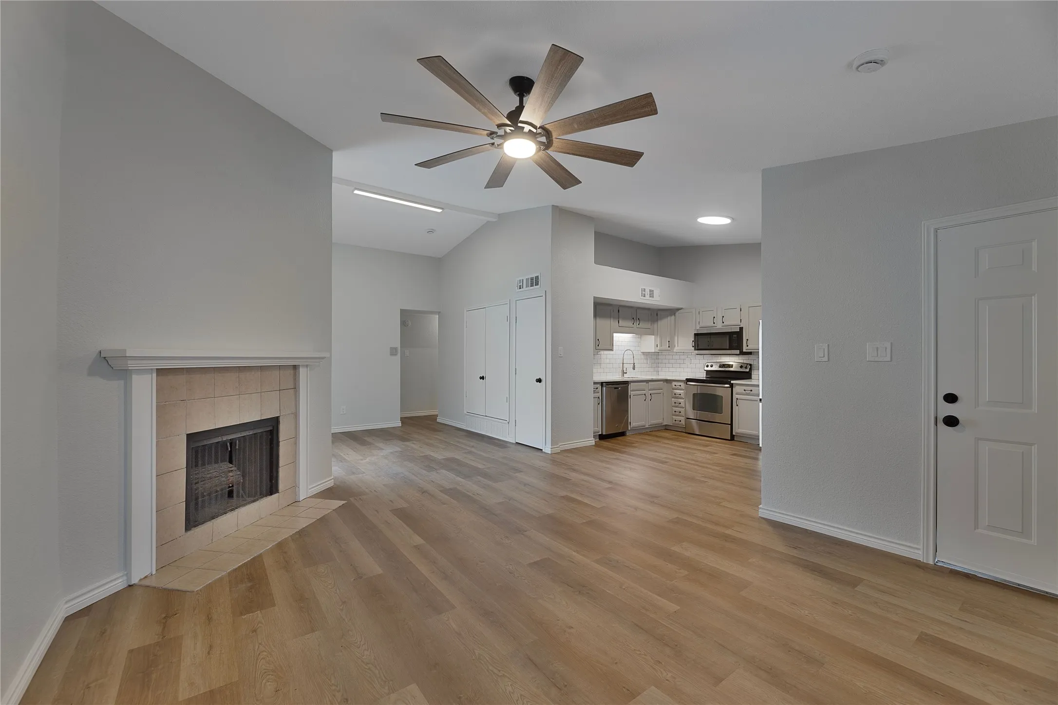 Single Family Residence For Rent in Denton County , 6800 Elliot Court, The Colony, Texas 75056, 3 Bedroom, 2 Bathroom, 2 Garage spaces, 1,206 Sqft, built in 1984, mls#21309220, Real Estate Agent in The Colony, Homes For Rent in Denton county, Homes For Rent in The Colony, Realtor in The Colony Texas, Real Estate Brokerage Independent Realty Texas, Luminita Cordes Realtor
