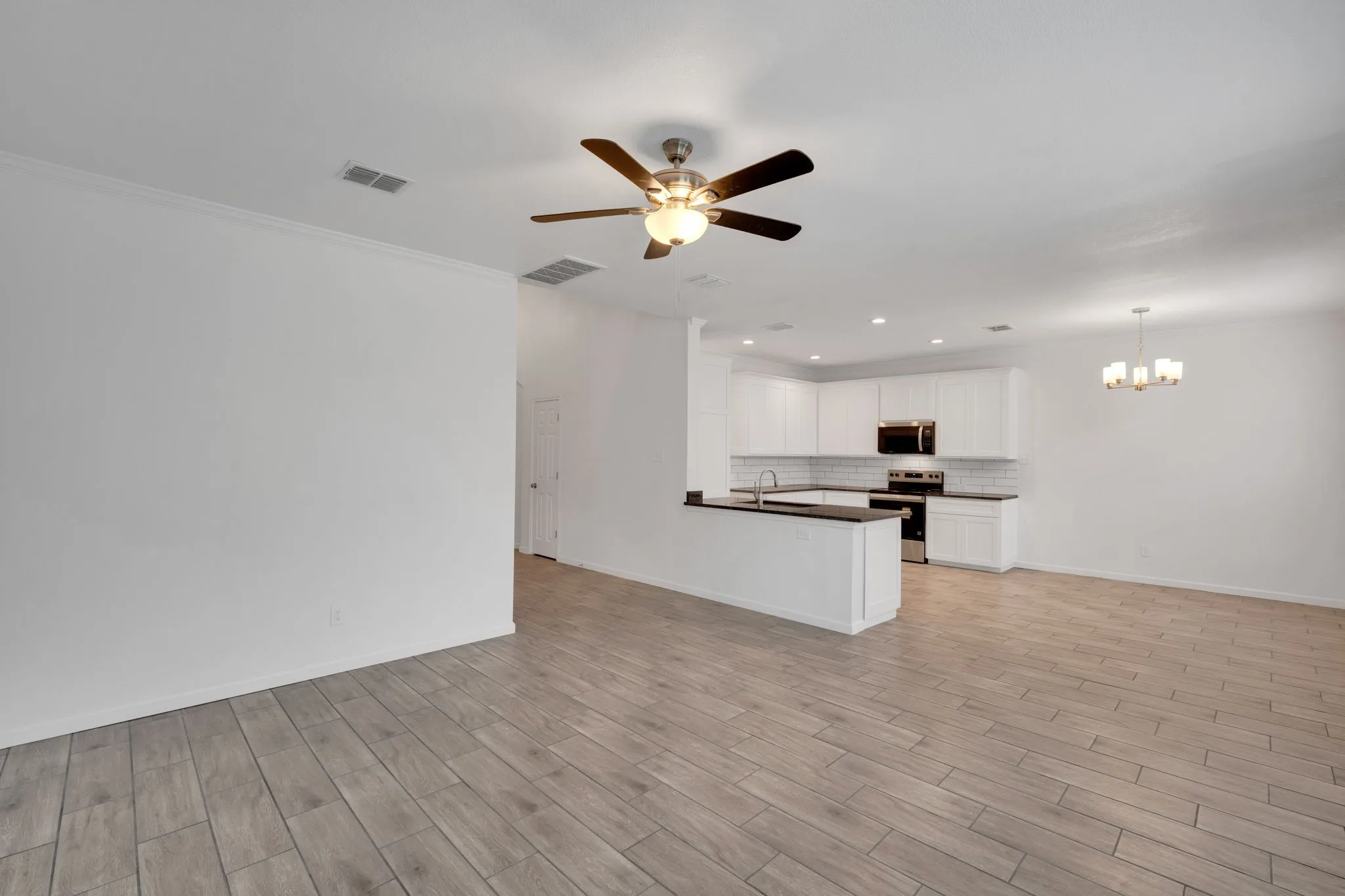 Single Family Residence For Sale in Johnson County , 1113 Skylark Drive, Burleson, Texas 76028, 4 Bedroom, 3 Bathroom, 2 Garage spaces, 2,808 Sqft, built in 2005, mls#21309227, Real Estate Agent in Burleson, Homes For Sale in Johnson county, Homes For Sale in Burleson, Realtor in Burleson Texas, Real Estate Brokerage Independent Realty Texas, Luminita Cordes Realtor