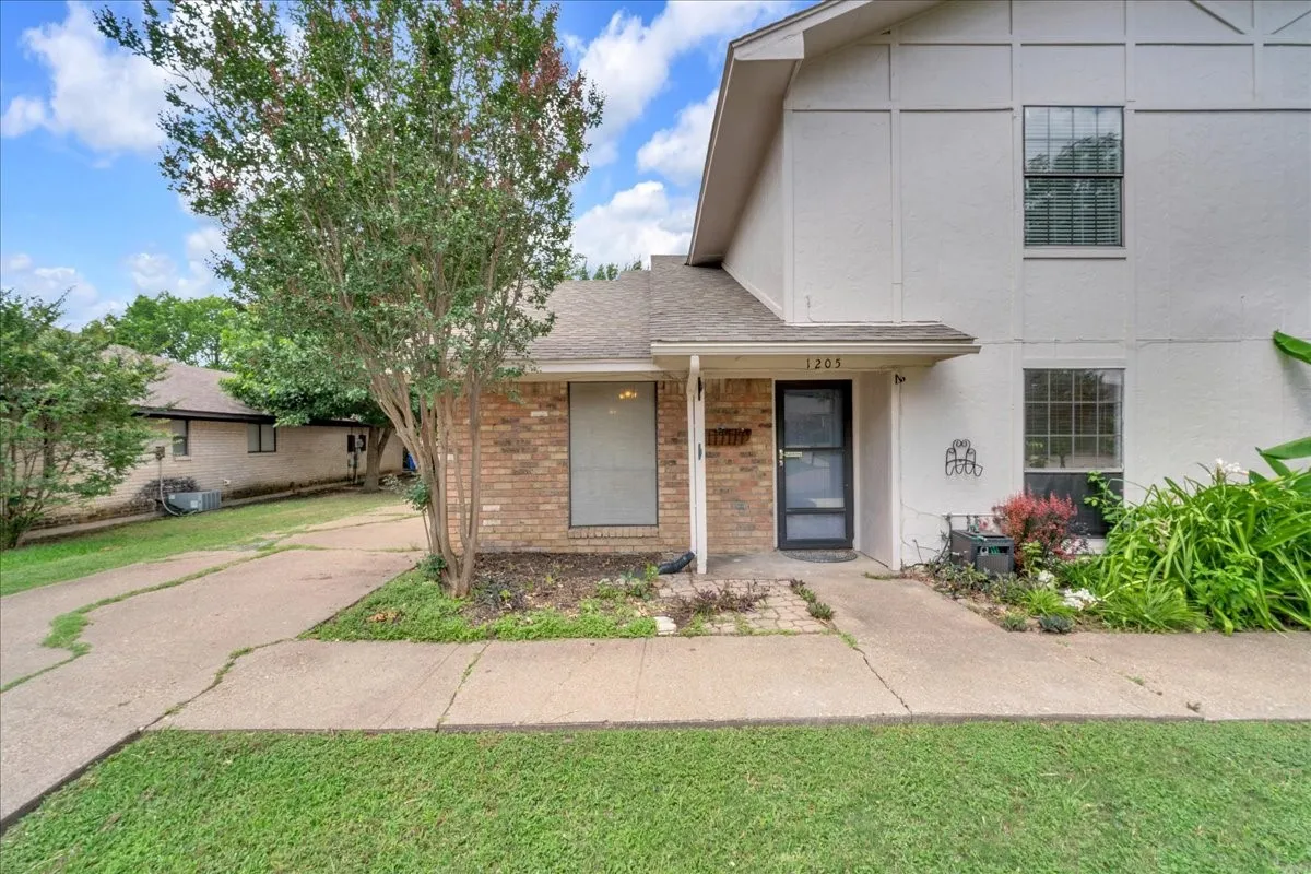 Duplex For Rent in Tarrant County , 1205 Fairhaven Drive, Mansfield, Texas 76063, 3 Bedroom, 2 Bathroom, 2 Garage spaces, 1,455 Sqft, built in 1981, mls#21308633, Real Estate Agent in Mansfield, Homes For Rent in Tarrant county, Homes For Rent in Mansfield, Realtor in Mansfield Texas, Real Estate Brokerage Independent Realty Texas, Luminita Cordes Realtor