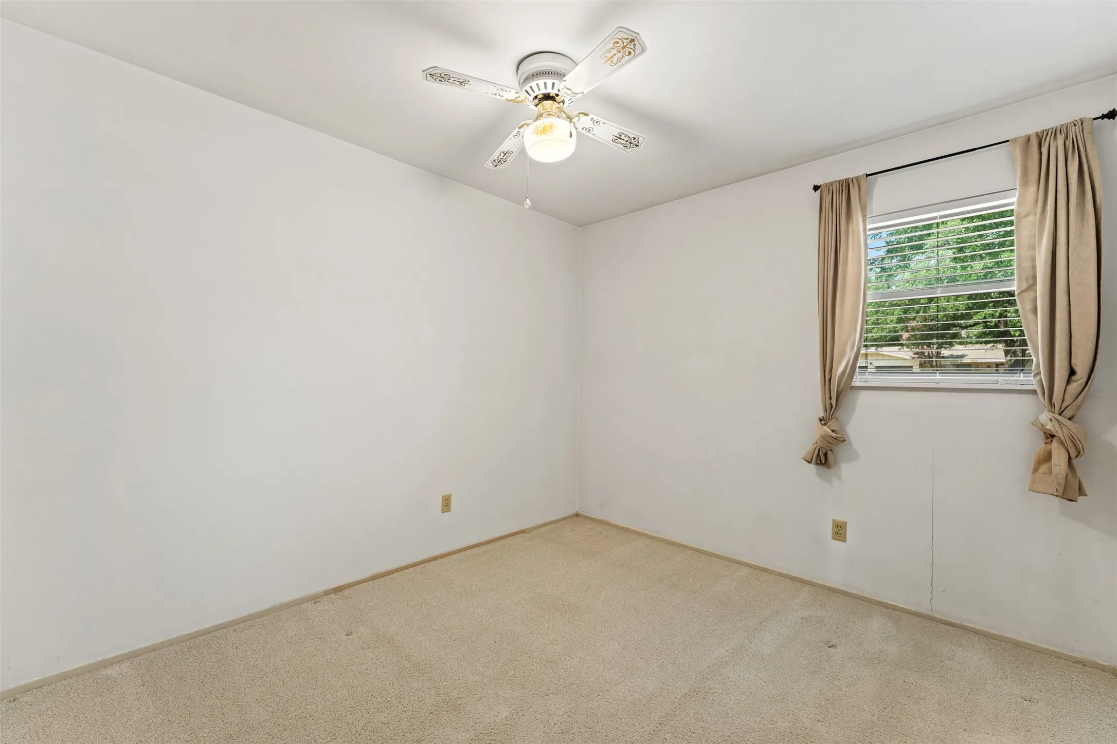 Single Family Residence For Sale in Mc Lennan County , 1324 Melrose Drive, Waco, Texas 76710, 4 Bedroom, 2 Bathroom, 2 Garage spaces, 1,536 Sqft, built in 1963, mls#21309213, Real Estate Agent in Waco, Homes For Sale in Mc Lennan county, Homes For Sale in Waco, Realtor in Waco Texas, Real Estate Brokerage Independent Realty Texas, Luminita Cordes Realtor