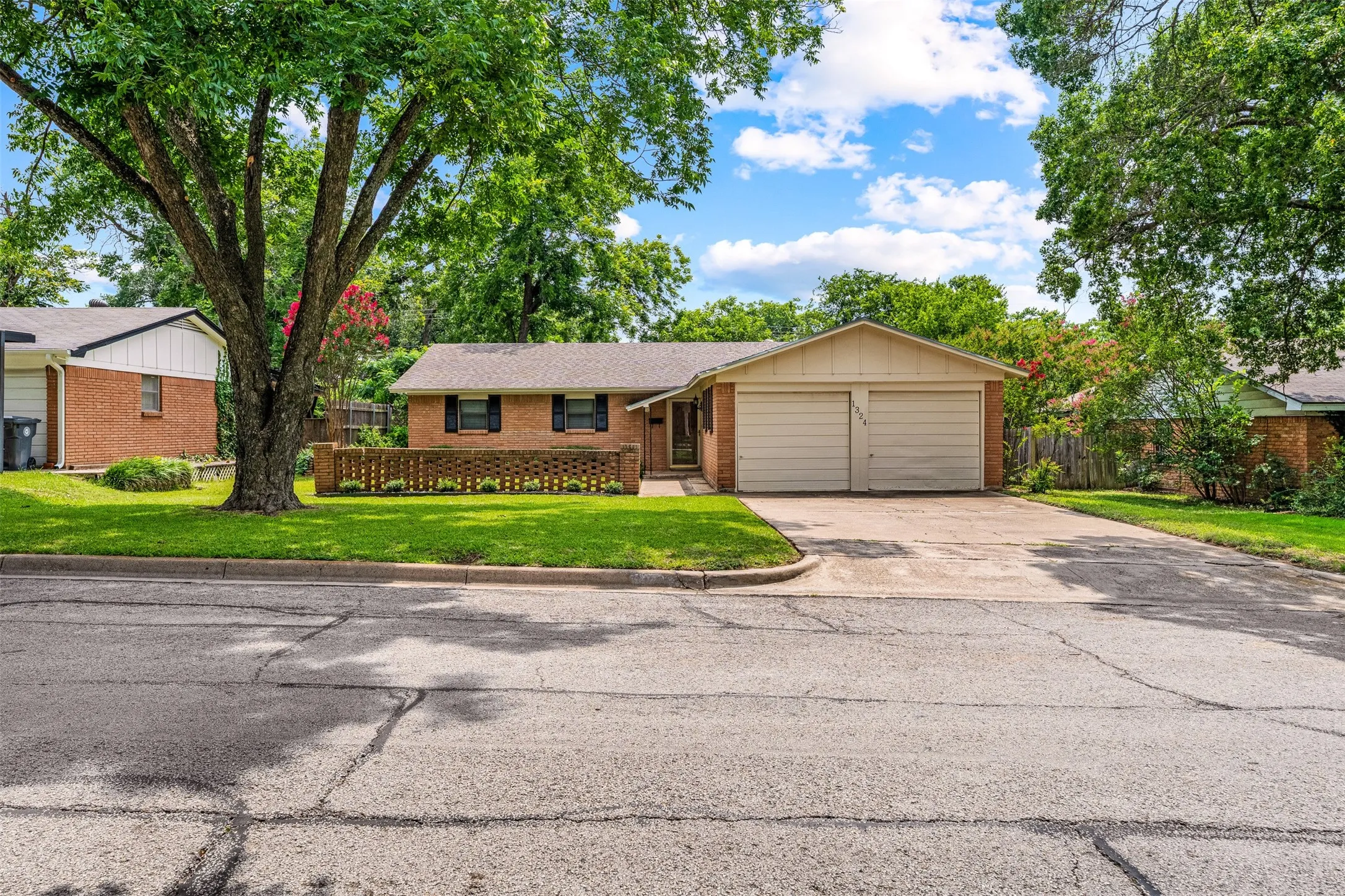 Single Family Residence For Sale in Mc Lennan County , 1324 Melrose Drive, Waco, Texas 76710, 4 Bedroom, 2 Bathroom, 2 Garage spaces, 1,536 Sqft, built in 1963, mls#21309213, Real Estate Agent in Waco, Homes For Sale in Mc Lennan county, Homes For Sale in Waco, Realtor in Waco Texas, Real Estate Brokerage Independent Realty Texas, Luminita Cordes Realtor