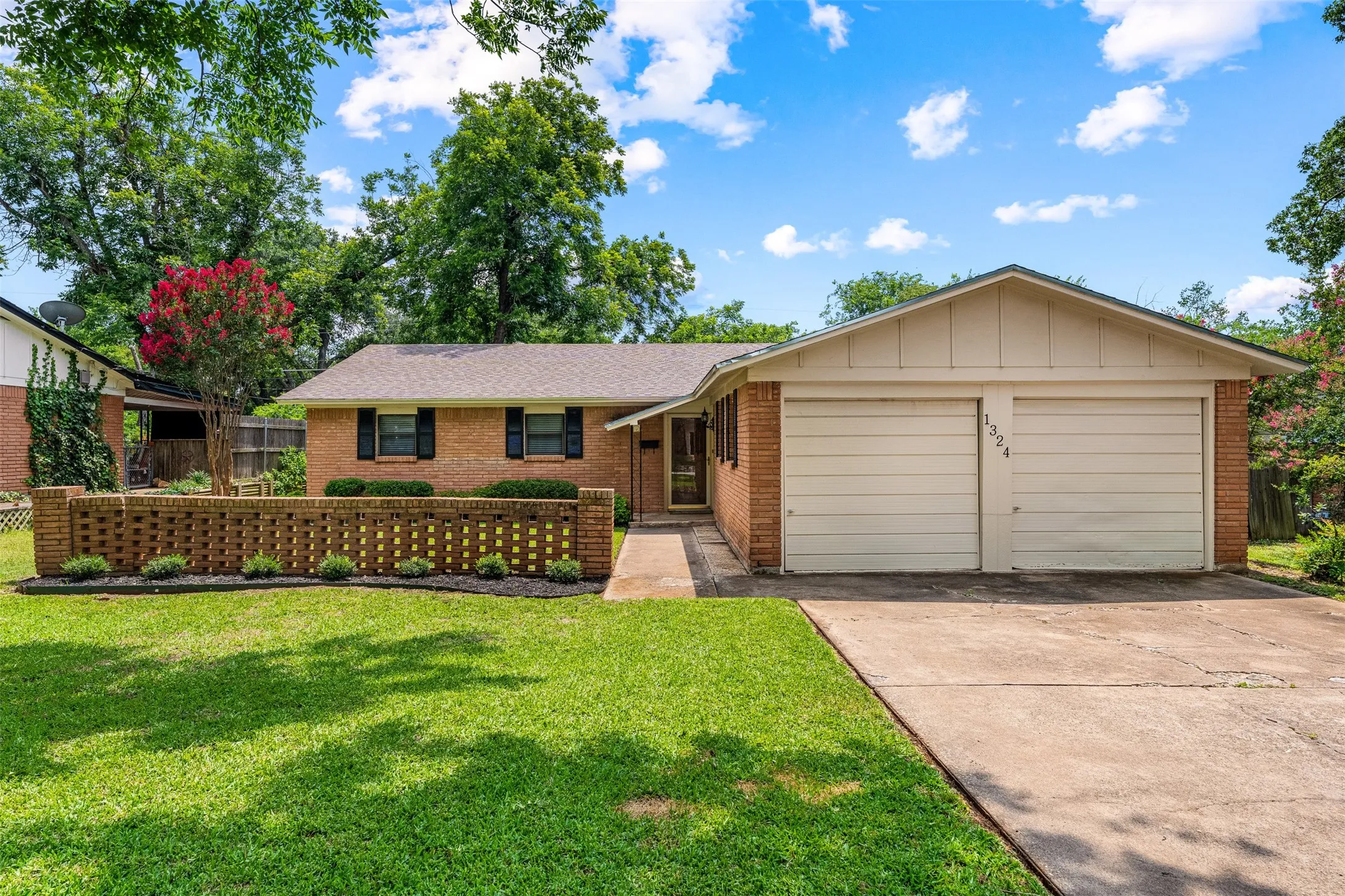 Single Family Residence For Sale in Mc Lennan County , 1324 Melrose Drive, Waco, Texas 76710, 4 Bedroom, 2 Bathroom, 2 Garage spaces, 1,536 Sqft, built in 1963, mls#21309213, Real Estate Agent in Waco, Homes For Sale in Mc Lennan county, Homes For Sale in Waco, Realtor in Waco Texas, Real Estate Brokerage Independent Realty Texas, Luminita Cordes Realtor