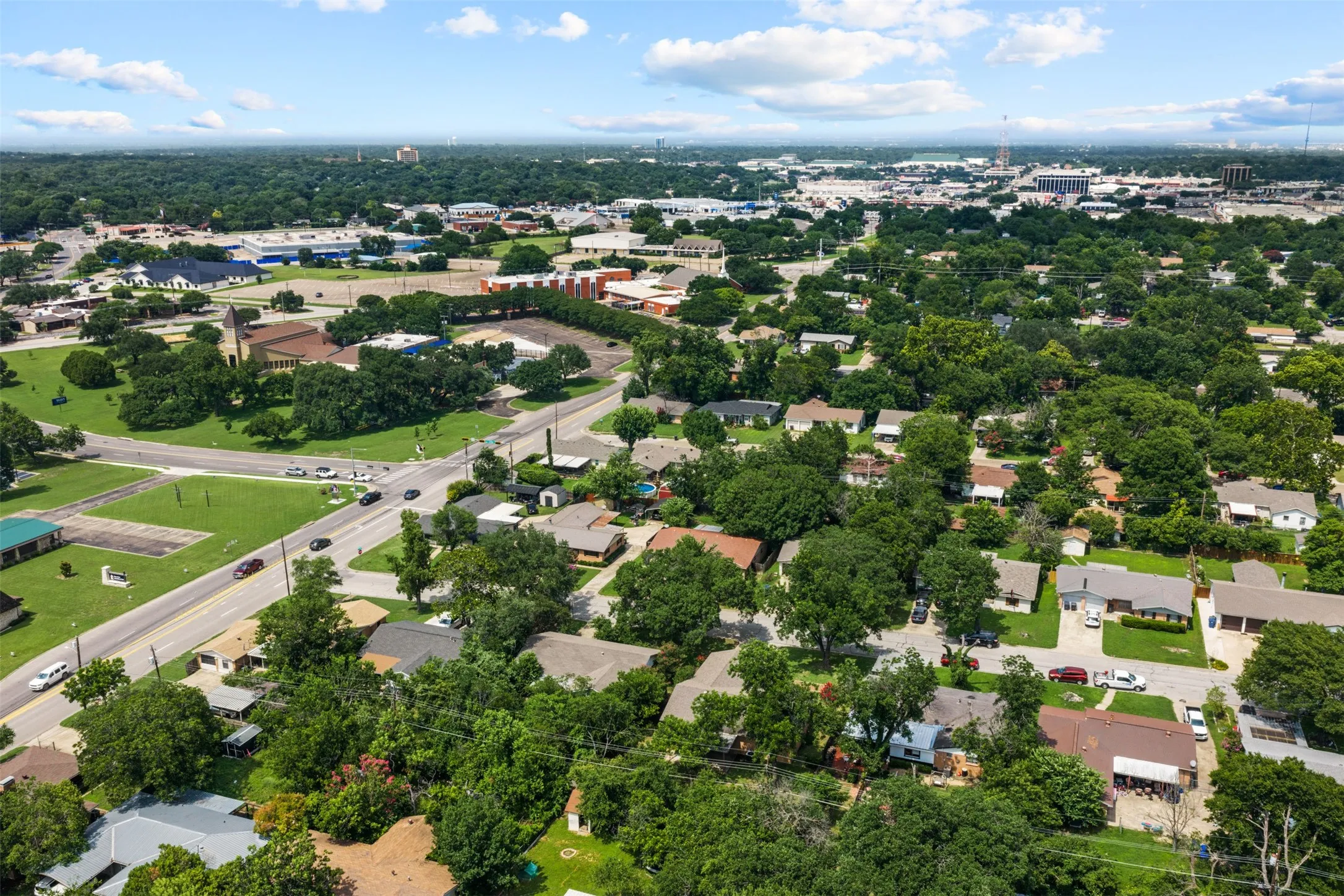 Single Family Residence For Sale in Mc Lennan County , 1324 Melrose Drive, Waco, Texas 76710, 4 Bedroom, 2 Bathroom, 2 Garage spaces, 1,536 Sqft, built in 1963, mls#21309213, Real Estate Agent in Waco, Homes For Sale in Mc Lennan county, Homes For Sale in Waco, Realtor in Waco Texas, Real Estate Brokerage Independent Realty Texas, Luminita Cordes Realtor