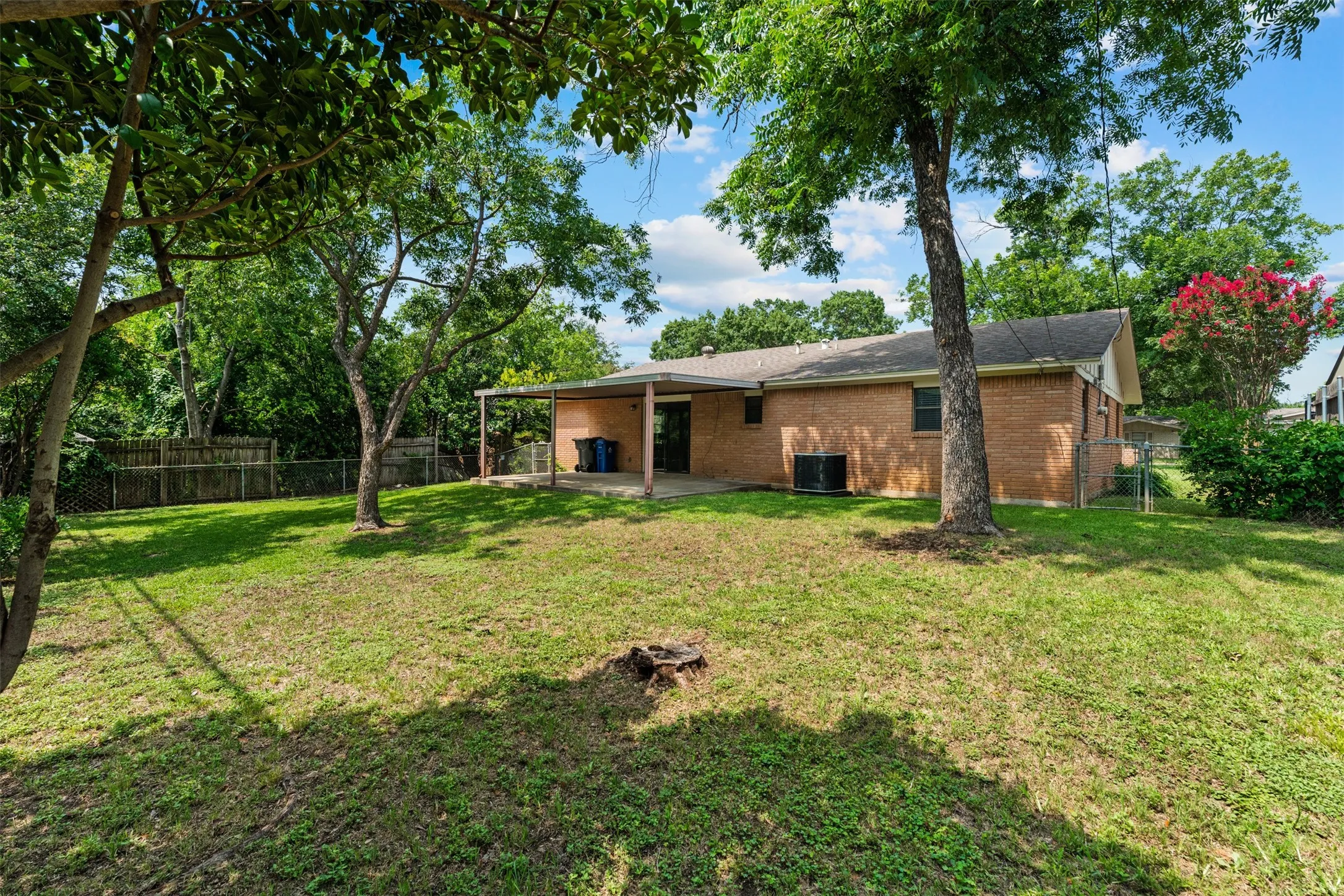 Single Family Residence For Sale in Mc Lennan County , 1324 Melrose Drive, Waco, Texas 76710, 4 Bedroom, 2 Bathroom, 2 Garage spaces, 1,536 Sqft, built in 1963, mls#21309213, Real Estate Agent in Waco, Homes For Sale in Mc Lennan county, Homes For Sale in Waco, Realtor in Waco Texas, Real Estate Brokerage Independent Realty Texas, Luminita Cordes Realtor
