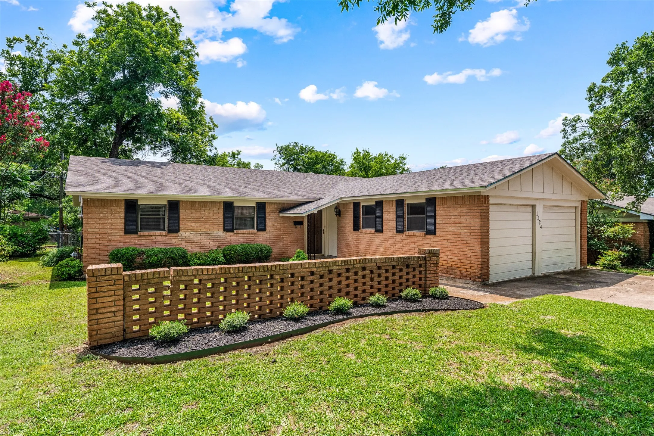 Single Family Residence For Sale in Mc Lennan County , 1324 Melrose Drive, Waco, Texas 76710, 4 Bedroom, 2 Bathroom, 2 Garage spaces, 1,536 Sqft, built in 1963, mls#21309213, Real Estate Agent in Waco, Homes For Sale in Mc Lennan county, Homes For Sale in Waco, Realtor in Waco Texas, Real Estate Brokerage Independent Realty Texas, Luminita Cordes Realtor