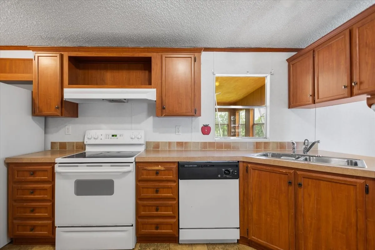 Manufactured Home For Sale in Smith County , 22960 Shell Shore Drive, Bullard, Texas 75757, 3 Bedroom, 2 Bathroom, Garage spaces, 1,512 Sqft, built in 2005, mls#21305838, Real Estate Agent in Bullard, Homes For Sale in Smith county, Homes For Sale in Bullard, Realtor in Bullard Texas, Real Estate Brokerage Independent Realty Texas, Luminita Cordes Realtor