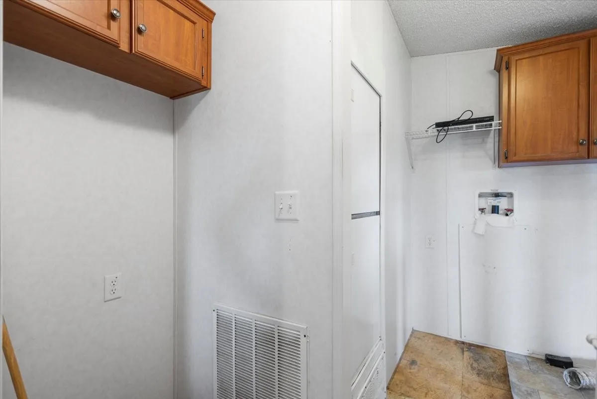 Manufactured Home For Sale in Smith County , 22960 Shell Shore Drive, Bullard, Texas 75757, 3 Bedroom, 2 Bathroom, Garage spaces, 1,512 Sqft, built in 2005, mls#21305838, Real Estate Agent in Bullard, Homes For Sale in Smith county, Homes For Sale in Bullard, Realtor in Bullard Texas, Real Estate Brokerage Independent Realty Texas, Luminita Cordes Realtor