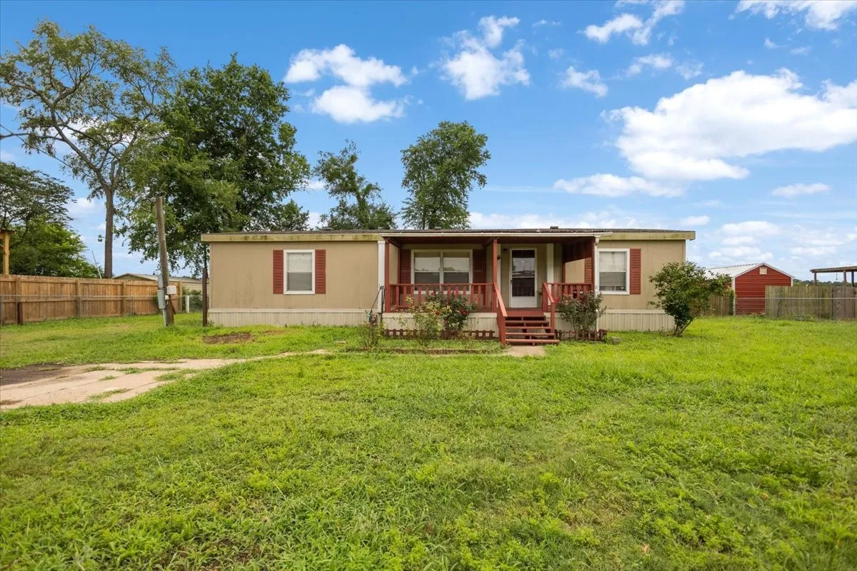 Manufactured Home For Sale in Smith County , 22960 Shell Shore Drive, Bullard, Texas 75757, 3 Bedroom, 2 Bathroom, Garage spaces, 1,512 Sqft, built in 2005, mls#21305838, Real Estate Agent in Bullard, Homes For Sale in Smith county, Homes For Sale in Bullard, Realtor in Bullard Texas, Real Estate Brokerage Independent Realty Texas, Luminita Cordes Realtor