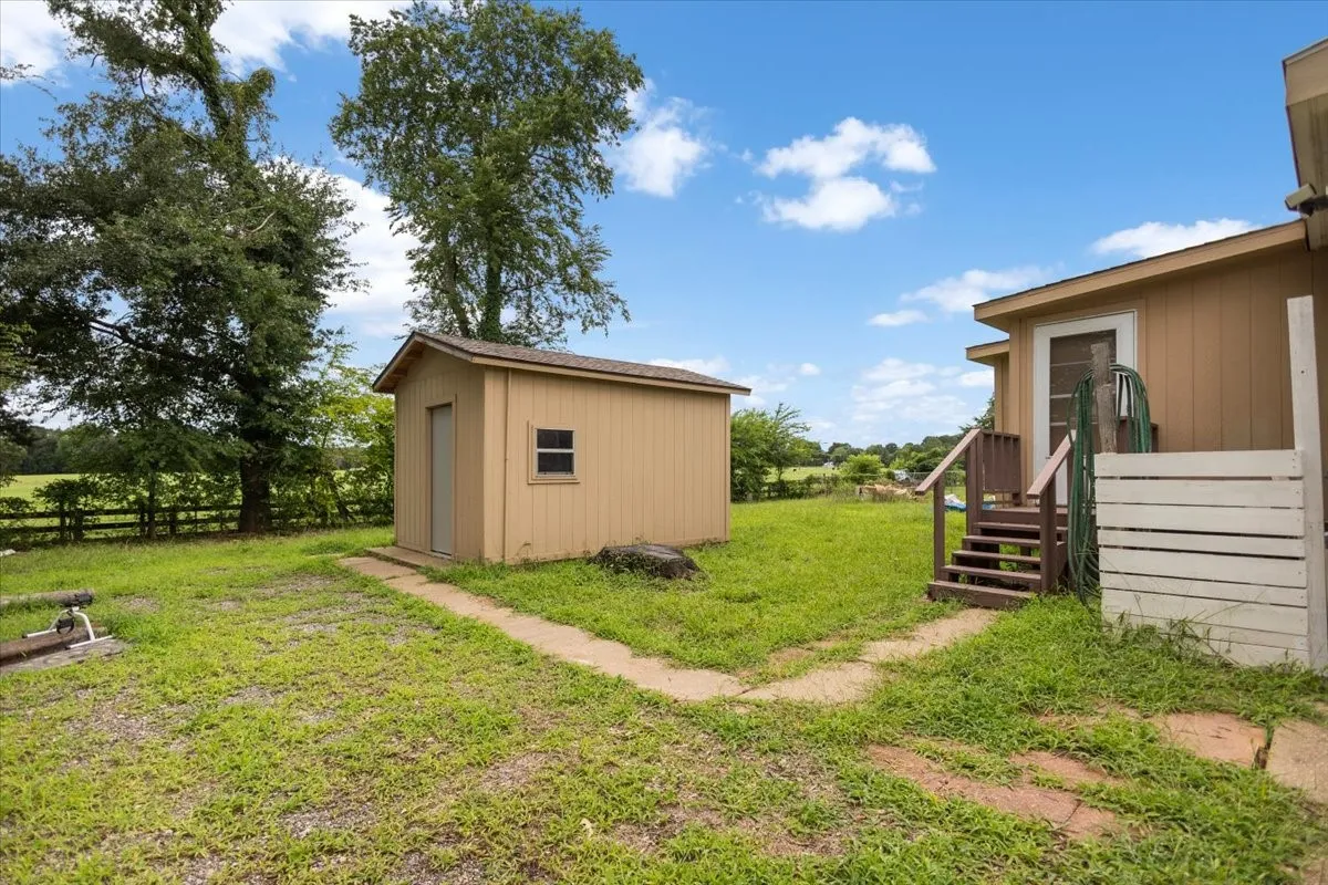 Manufactured Home For Sale in Smith County , 22960 Shell Shore Drive, Bullard, Texas 75757, 3 Bedroom, 2 Bathroom, Garage spaces, 1,512 Sqft, built in 2005, mls#21305838, Real Estate Agent in Bullard, Homes For Sale in Smith county, Homes For Sale in Bullard, Realtor in Bullard Texas, Real Estate Brokerage Independent Realty Texas, Luminita Cordes Realtor