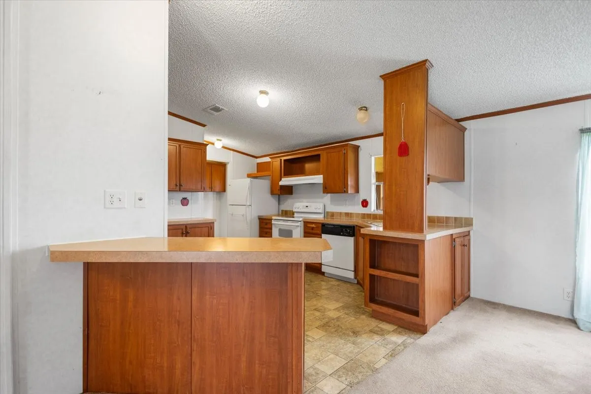 Manufactured Home For Sale in Smith County , 22960 Shell Shore Drive, Bullard, Texas 75757, 3 Bedroom, 2 Bathroom, Garage spaces, 1,512 Sqft, built in 2005, mls#21305838, Real Estate Agent in Bullard, Homes For Sale in Smith county, Homes For Sale in Bullard, Realtor in Bullard Texas, Real Estate Brokerage Independent Realty Texas, Luminita Cordes Realtor