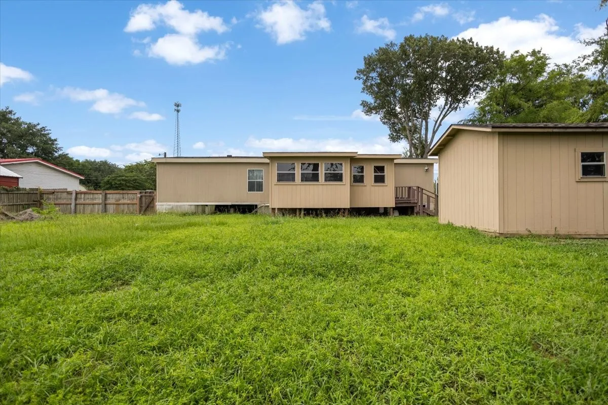 Manufactured Home For Sale in Smith County , 22960 Shell Shore Drive, Bullard, Texas 75757, 3 Bedroom, 2 Bathroom, Garage spaces, 1,512 Sqft, built in 2005, mls#21305838, Real Estate Agent in Bullard, Homes For Sale in Smith county, Homes For Sale in Bullard, Realtor in Bullard Texas, Real Estate Brokerage Independent Realty Texas, Luminita Cordes Realtor