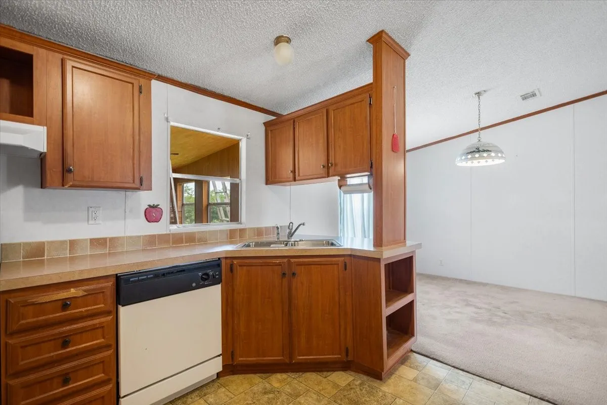 Manufactured Home For Sale in Smith County , 22960 Shell Shore Drive, Bullard, Texas 75757, 3 Bedroom, 2 Bathroom, Garage spaces, 1,512 Sqft, built in 2005, mls#21305838, Real Estate Agent in Bullard, Homes For Sale in Smith county, Homes For Sale in Bullard, Realtor in Bullard Texas, Real Estate Brokerage Independent Realty Texas, Luminita Cordes Realtor