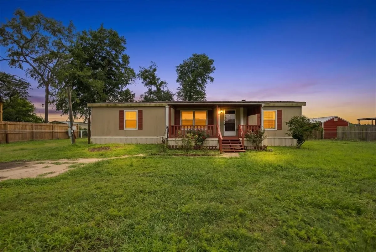 Manufactured Home For Sale in Smith County , 22960 Shell Shore Drive, Bullard, Texas 75757, 3 Bedroom, 2 Bathroom, Garage spaces, 1,512 Sqft, built in 2005, mls#21305838, Real Estate Agent in Bullard, Homes For Sale in Smith county, Homes For Sale in Bullard, Realtor in Bullard Texas, Real Estate Brokerage Independent Realty Texas, Luminita Cordes Realtor