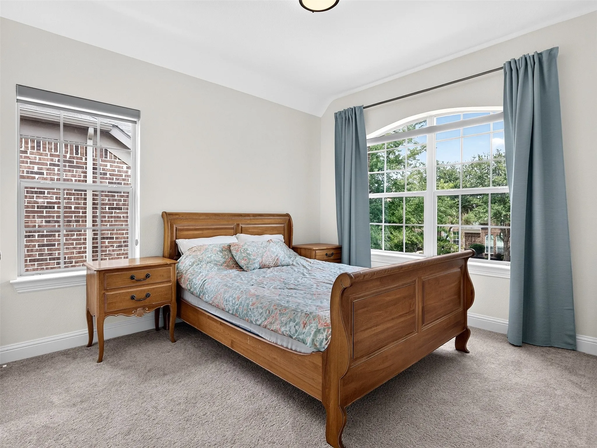 Wall-to-wall carpeting and neutral wall finishes