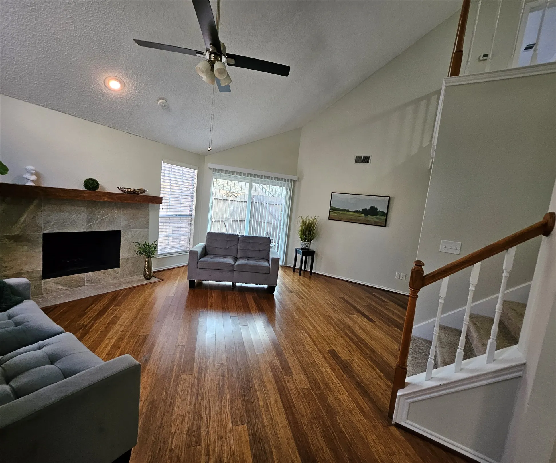 Townhouse For Sale in Collin County , 17910 Windflower Way 2004, Dallas, Texas 75252, 3 Bedroom, 3 Bathroom, Garage spaces, 1,555 Sqft, built in 1985, mls#21309214, Real Estate Agent in Dallas, Homes For Sale in Collin county, Homes For Sale in Dallas, Realtor in Dallas Texas, Real Estate Brokerage Independent Realty Texas, Luminita Cordes Realtor