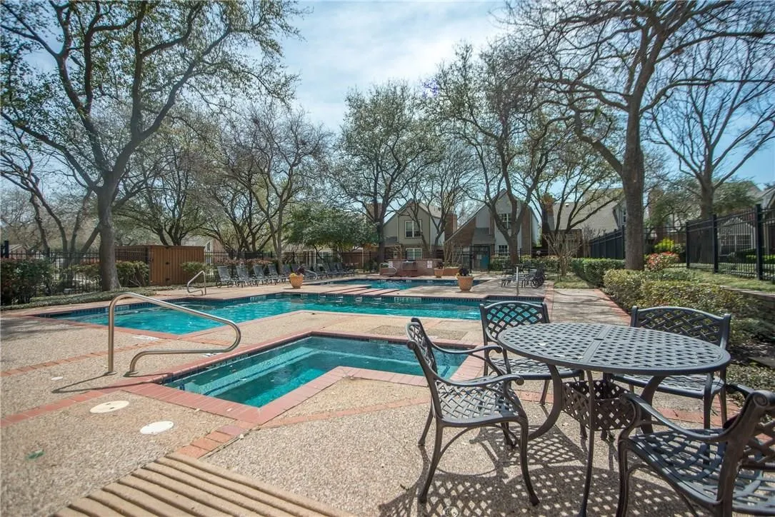 Townhouse For Sale in Collin County , 17910 Windflower Way 2004, Dallas, Texas 75252, 3 Bedroom, 3 Bathroom, Garage spaces, 1,555 Sqft, built in 1985, mls#21309214, Real Estate Agent in Dallas, Homes For Sale in Collin county, Homes For Sale in Dallas, Realtor in Dallas Texas, Real Estate Brokerage Independent Realty Texas, Luminita Cordes Realtor
