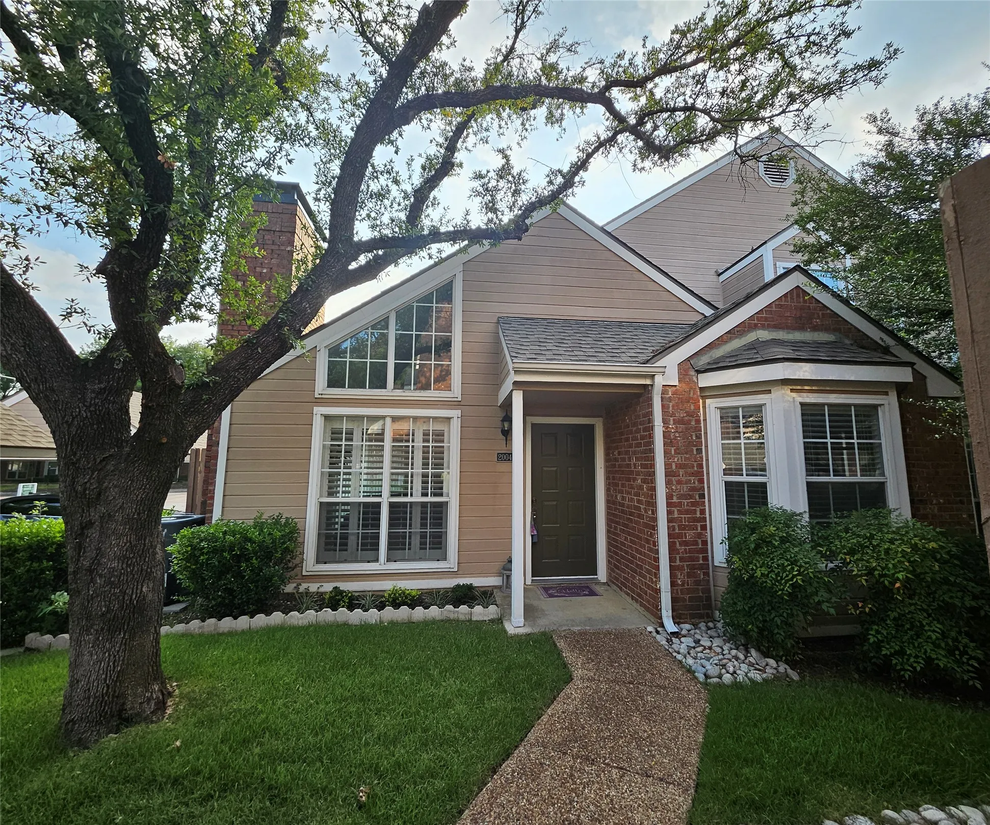 Townhouse For Sale in Collin County , 17910 Windflower Way 2004, Dallas, Texas 75252, 3 Bedroom, 3 Bathroom, Garage spaces, 1,555 Sqft, built in 1985, mls#21309214, Real Estate Agent in Dallas, Homes For Sale in Collin county, Homes For Sale in Dallas, Realtor in Dallas Texas, Real Estate Brokerage Independent Realty Texas, Luminita Cordes Realtor