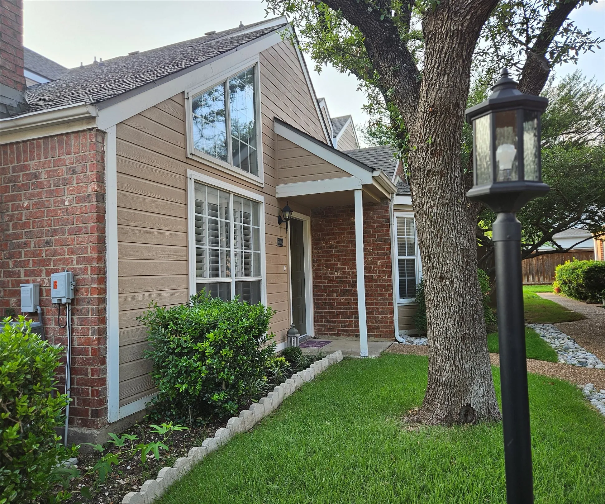 Townhouse For Sale in Collin County , 17910 Windflower Way 2004, Dallas, Texas 75252, 3 Bedroom, 3 Bathroom, Garage spaces, 1,555 Sqft, built in 1985, mls#21309214, Real Estate Agent in Dallas, Homes For Sale in Collin county, Homes For Sale in Dallas, Realtor in Dallas Texas, Real Estate Brokerage Independent Realty Texas, Luminita Cordes Realtor