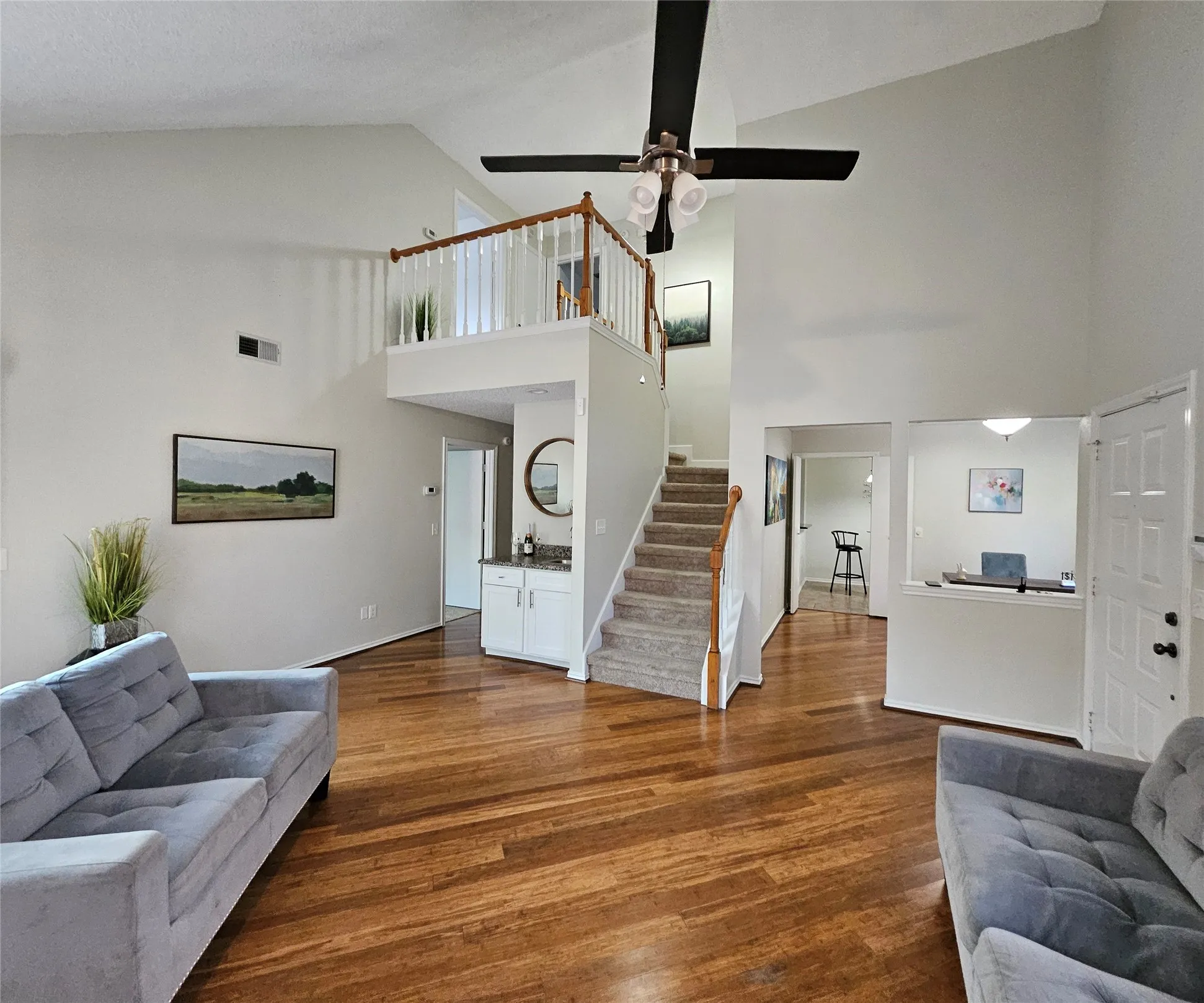 Vaulted ceiling living