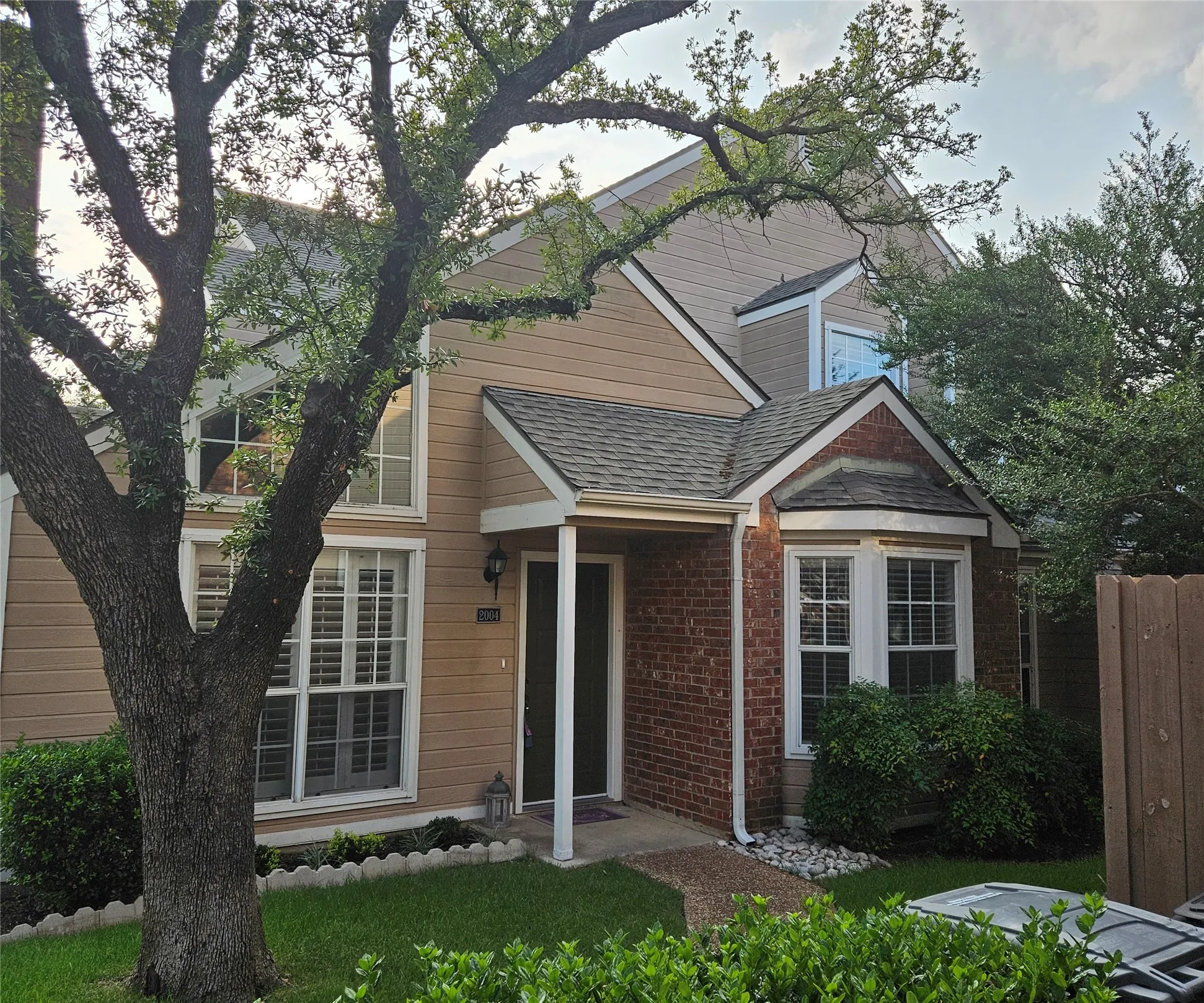 Townhouse For Sale in Collin County , 17910 Windflower Way 2004, Dallas, Texas 75252, 3 Bedroom, 3 Bathroom, Garage spaces, 1,555 Sqft, built in 1985, mls#21309214, Real Estate Agent in Dallas, Homes For Sale in Collin county, Homes For Sale in Dallas, Realtor in Dallas Texas, Real Estate Brokerage Independent Realty Texas, Luminita Cordes Realtor