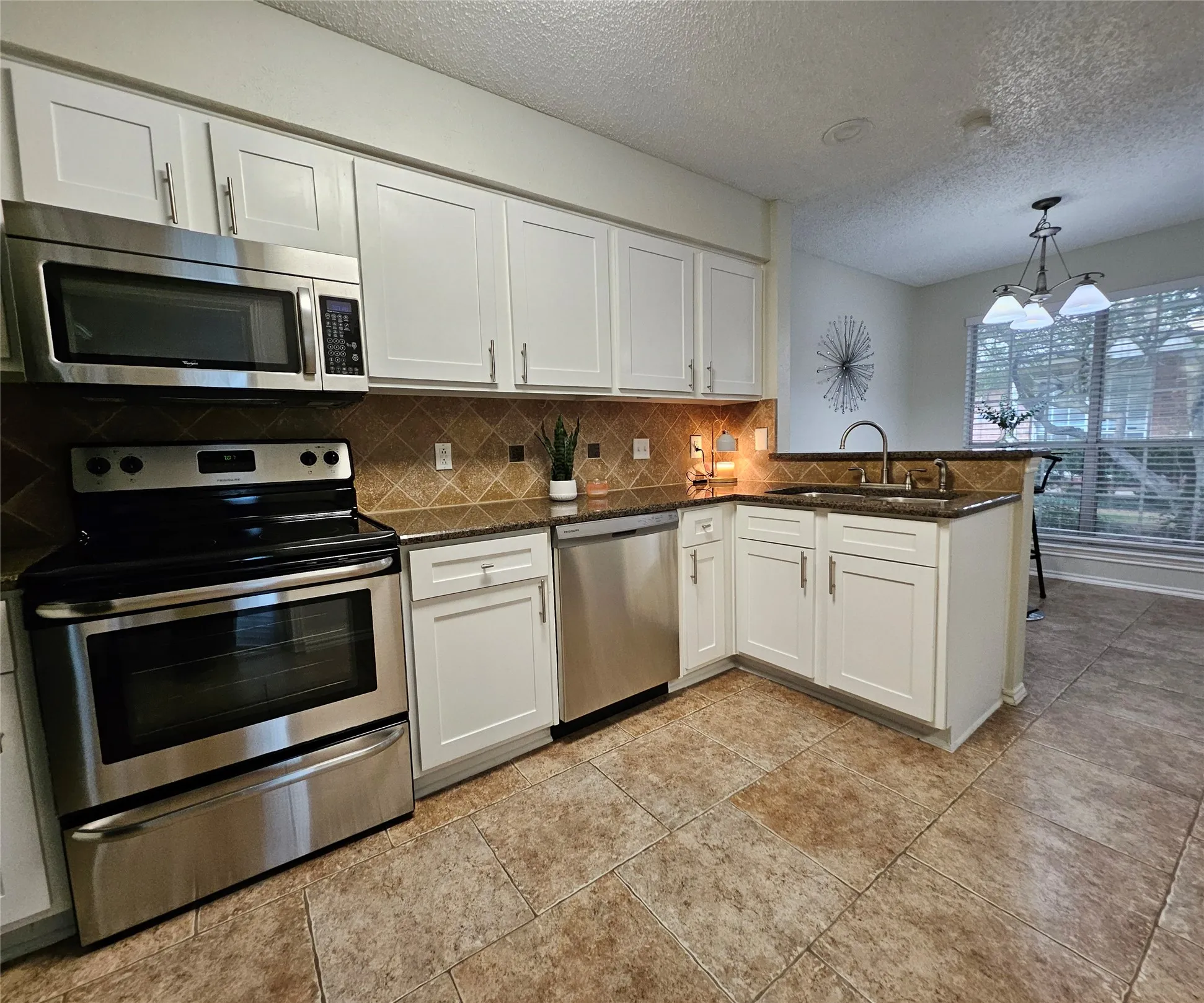 Townhouse For Sale in Collin County , 17910 Windflower Way 2004, Dallas, Texas 75252, 3 Bedroom, 3 Bathroom, Garage spaces, 1,555 Sqft, built in 1985, mls#21309214, Real Estate Agent in Dallas, Homes For Sale in Collin county, Homes For Sale in Dallas, Realtor in Dallas Texas, Real Estate Brokerage Independent Realty Texas, Luminita Cordes Realtor