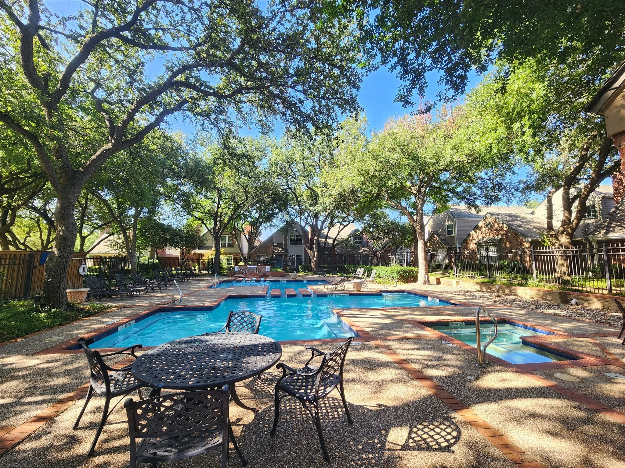 Townhouse For Sale in Collin County , 17910 Windflower Way 2004, Dallas, Texas 75252, 3 Bedroom, 3 Bathroom, Garage spaces, 1,555 Sqft, built in 1985, mls#21309214, Real Estate Agent in Dallas, Homes For Sale in Collin county, Homes For Sale in Dallas, Realtor in Dallas Texas, Real Estate Brokerage Independent Realty Texas, Luminita Cordes Realtor
