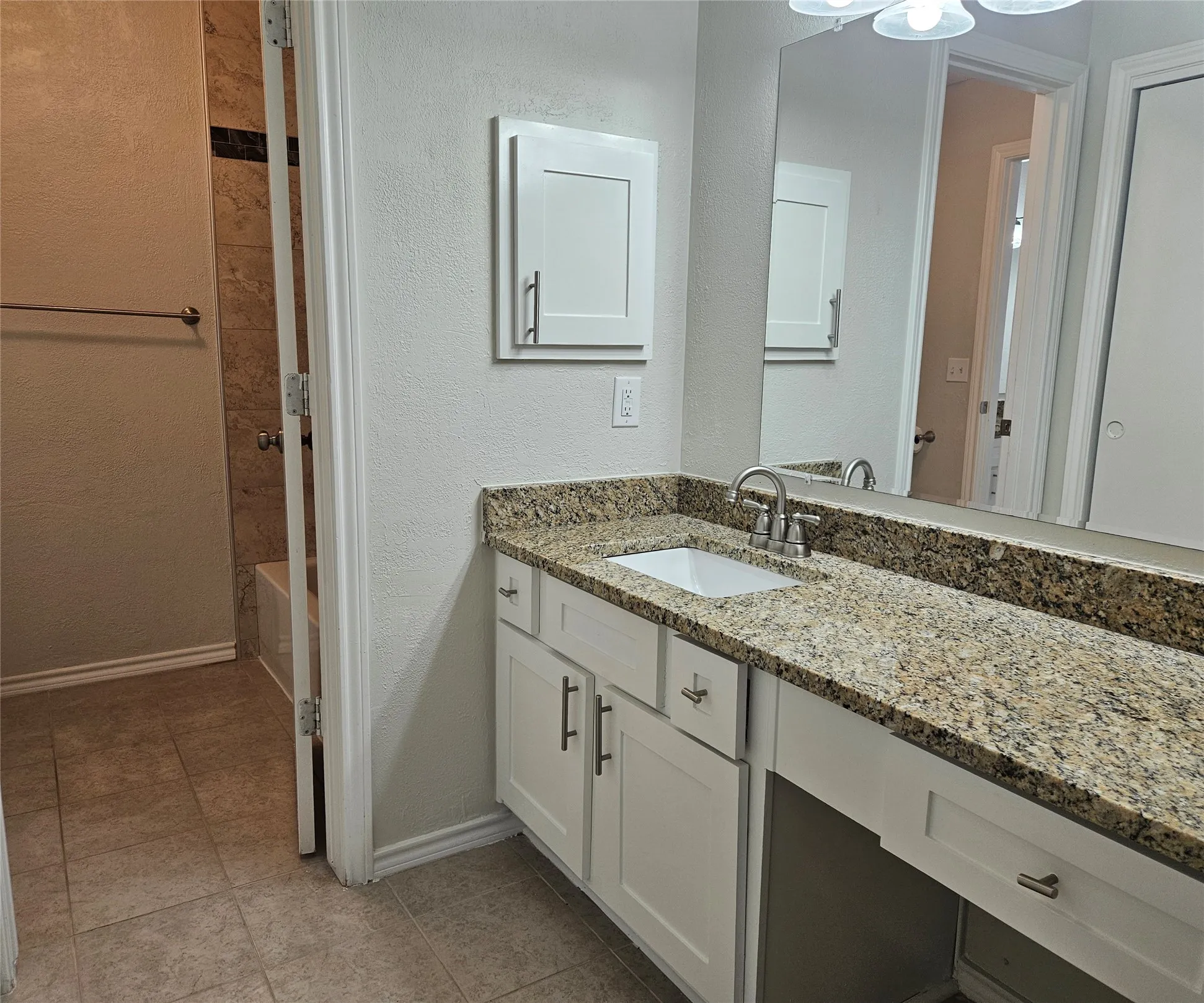 Townhouse For Sale in Collin County , 17910 Windflower Way 2004, Dallas, Texas 75252, 3 Bedroom, 3 Bathroom, Garage spaces, 1,555 Sqft, built in 1985, mls#21309214, Real Estate Agent in Dallas, Homes For Sale in Collin county, Homes For Sale in Dallas, Realtor in Dallas Texas, Real Estate Brokerage Independent Realty Texas, Luminita Cordes Realtor