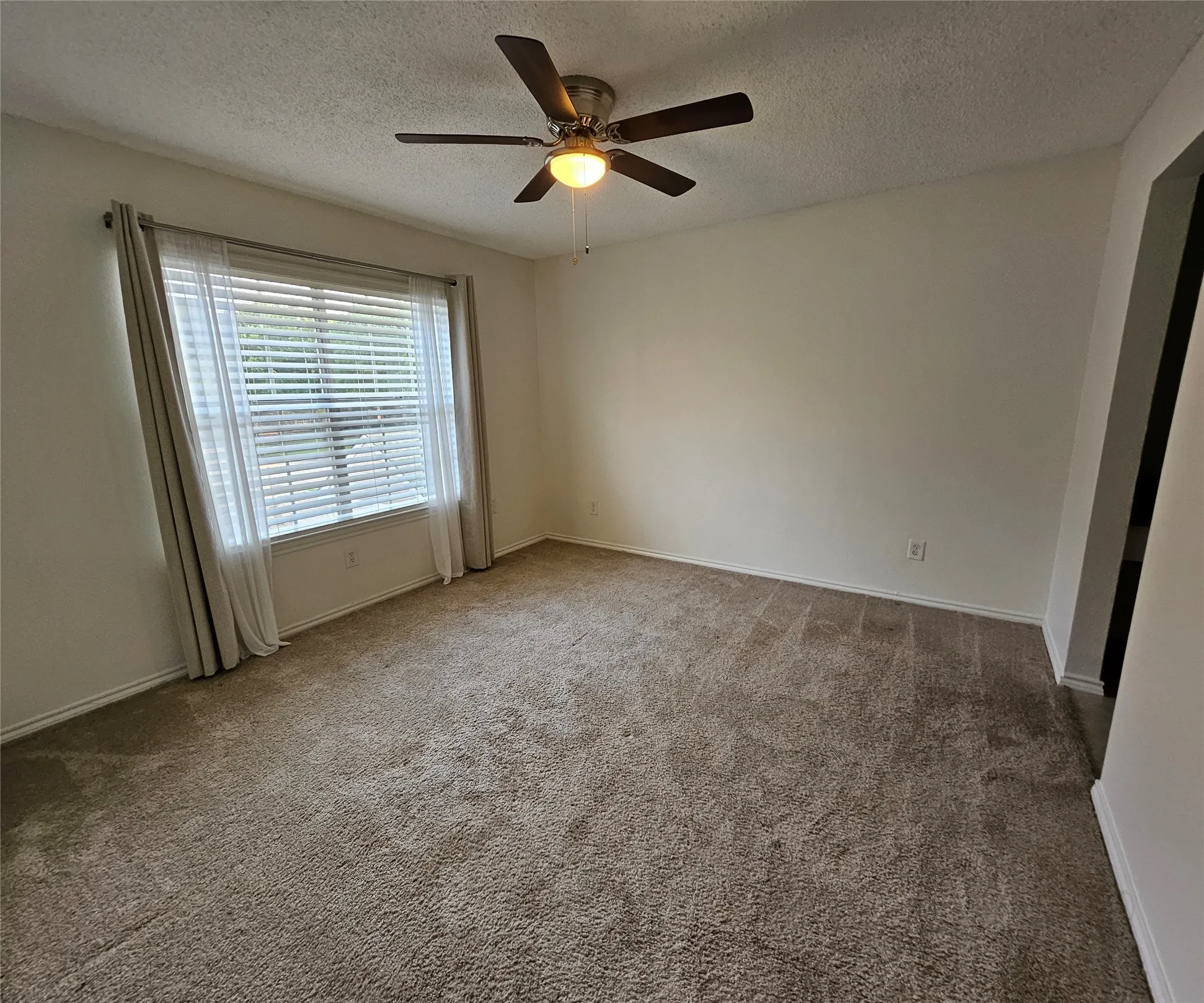 Townhouse For Sale in Collin County , 17910 Windflower Way 2004, Dallas, Texas 75252, 3 Bedroom, 3 Bathroom, Garage spaces, 1,555 Sqft, built in 1985, mls#21309214, Real Estate Agent in Dallas, Homes For Sale in Collin county, Homes For Sale in Dallas, Realtor in Dallas Texas, Real Estate Brokerage Independent Realty Texas, Luminita Cordes Realtor