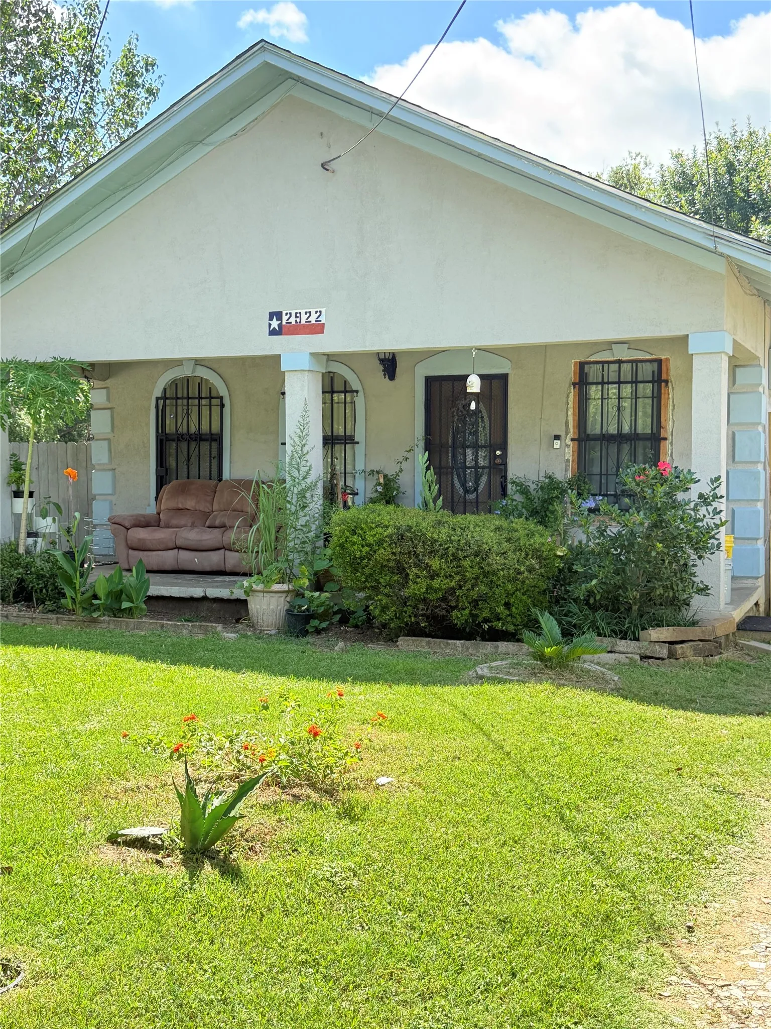 Single Family Residence For Sale in Dallas County , 2922 Reed Lane, Dallas, Texas 75215, 3 Bedrooms, 1 Bathroom, Garage spaces, 1,200 Sqft, built in 1926, Price $170,000, mls#21309335, Real Estate Agent in Dallas, Homes For Sale in Dallas county, Homes For Sale in Dallas, Realtor in Dallas Texas, Real Estate Brokerage Independent Realty Texas, Luminita Cordes Realtor