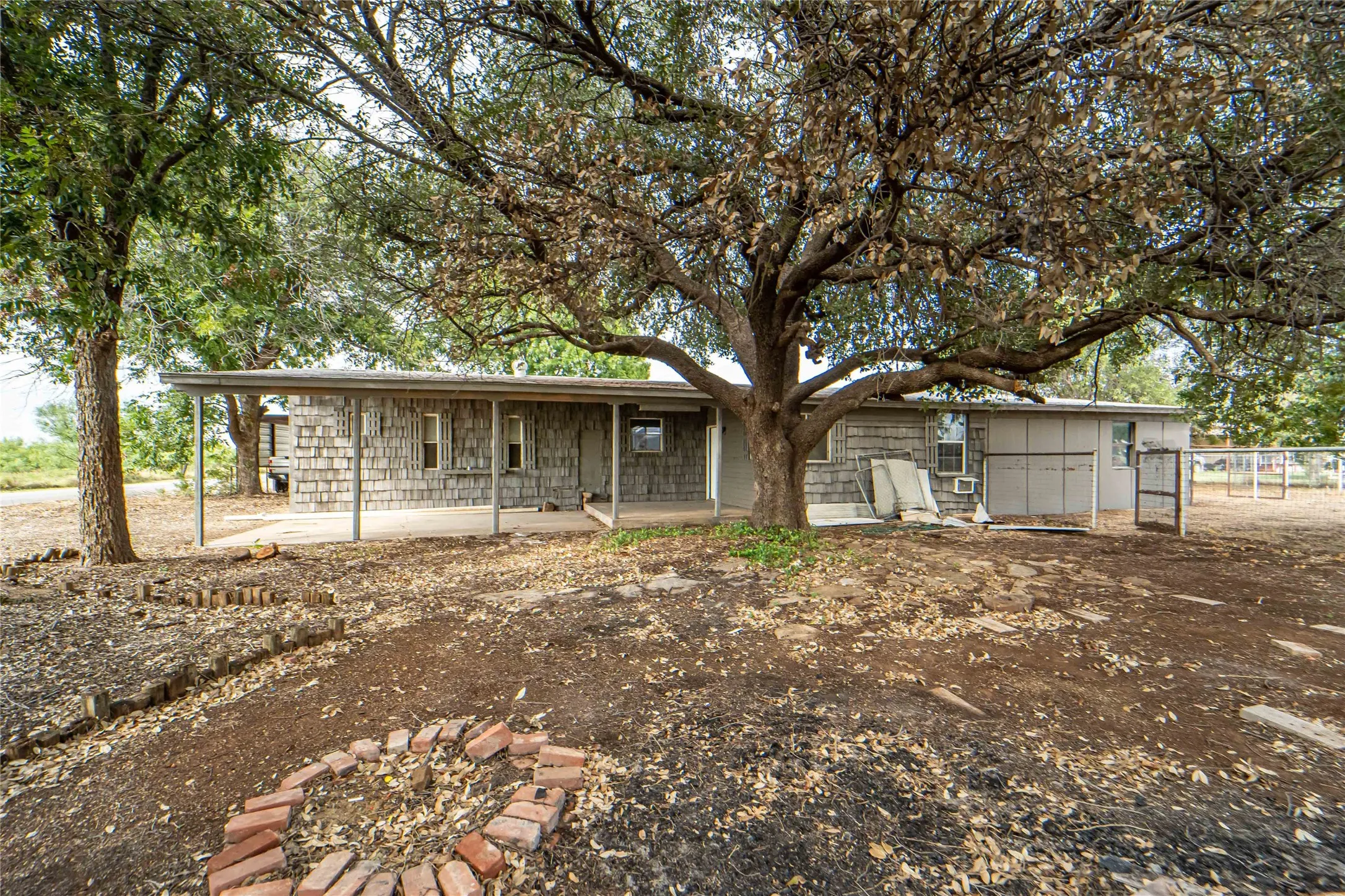 Mobile Home For Sale in Stephens County , 122 County Road 306, Breckenridge, Texas 76424, 4 Bedroom, 2 Bathroom, 1 Garage spaces, 1,696 Sqft, built in 1980, Price $80,000, mls#21309328, Real Estate Agent in Breckenridge, Homes For Sale in Stephens county, Homes For Sale in Breckenridge, Realtor in Breckenridge Texas, Real Estate Brokerage Independent Realty Texas, Luminita Cordes Realtor