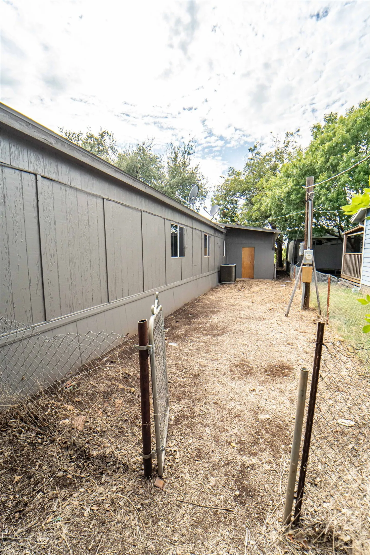 Mobile Home For Sale in Stephens County , 122 County Road 306, Breckenridge, Texas 76424, 4 Bedroom, 2 Bathroom, 1 Garage spaces, 1,696 Sqft, built in 1980, Price $80,000, mls#21309328, Real Estate Agent in Breckenridge, Homes For Sale in Stephens county, Homes For Sale in Breckenridge, Realtor in Breckenridge Texas, Real Estate Brokerage Independent Realty Texas, Luminita Cordes Realtor