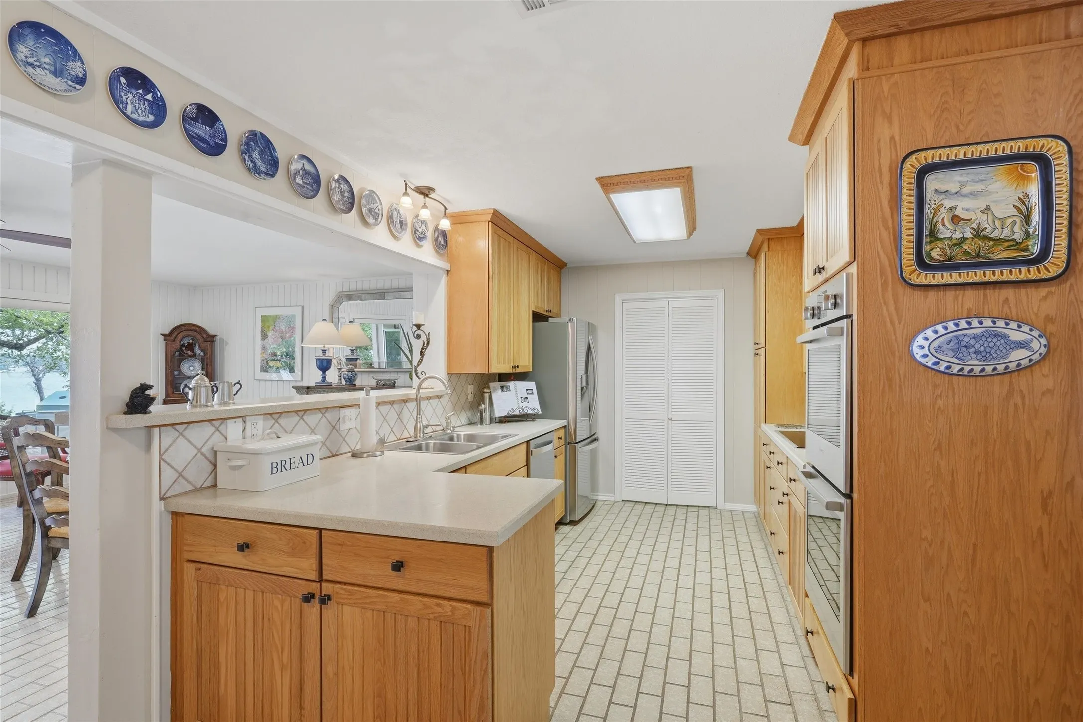 Single Family Residence For Sale in Hood County , 6426 Walters Bend Court, Granbury, Texas 76049, 4 Bedrooms, 3 Bathrooms, 2 Garage spaces, 3,151 Sqft, built in 1975, Price $1,395,000, mls#21305738, Real Estate Agent in Granbury, Homes For Sale in Hood county, Homes For Sale in Granbury, Realtor in Granbury Texas, Real Estate Brokerage Independent Realty Texas, Luminita Cordes Realtor