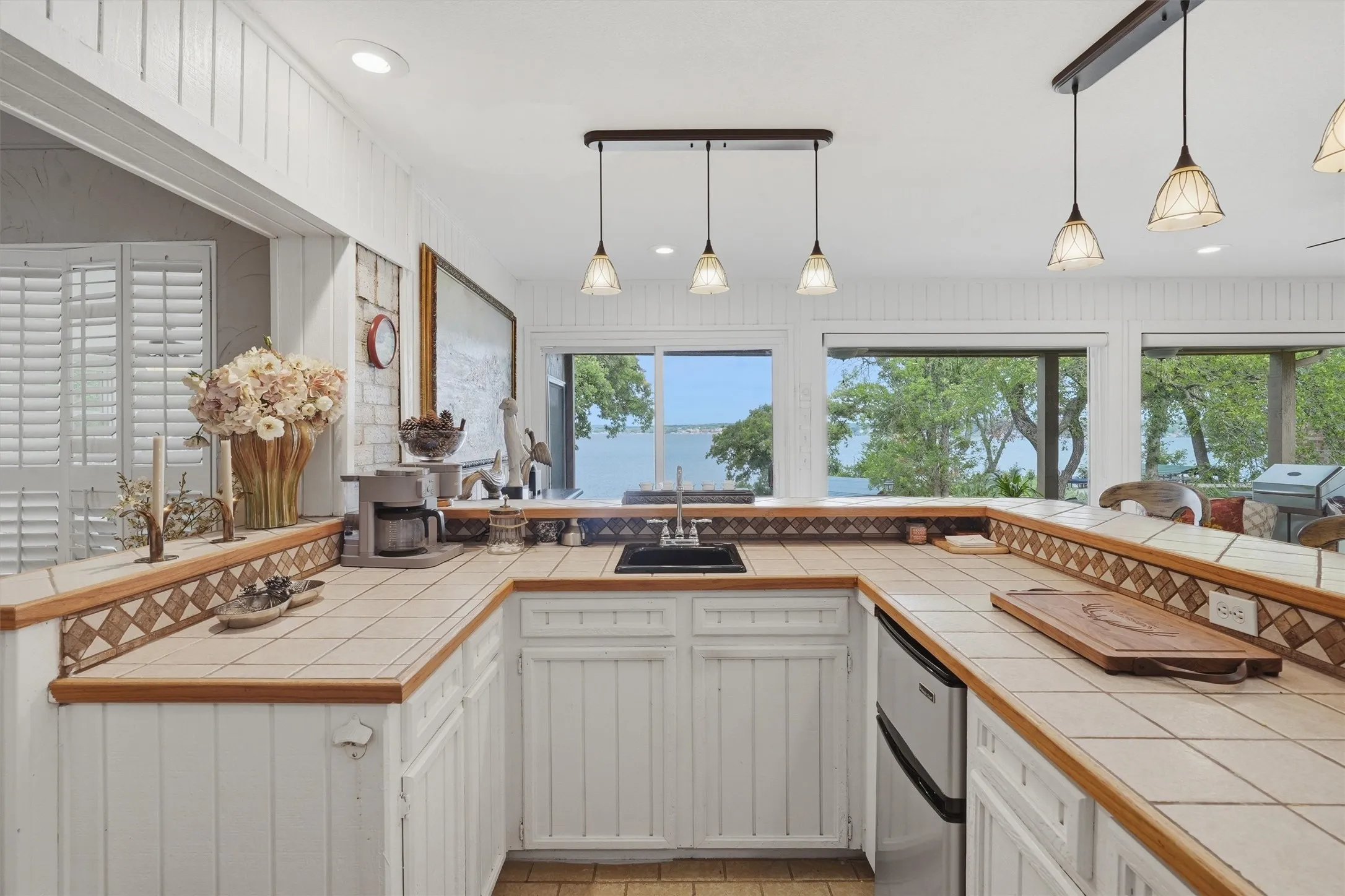 Single Family Residence For Sale in Hood County , 6426 Walters Bend Court, Granbury, Texas 76049, 4 Bedrooms, 3 Bathrooms, 2 Garage spaces, 3,151 Sqft, built in 1975, Price $1,395,000, mls#21305738, Real Estate Agent in Granbury, Homes For Sale in Hood county, Homes For Sale in Granbury, Realtor in Granbury Texas, Real Estate Brokerage Independent Realty Texas, Luminita Cordes Realtor