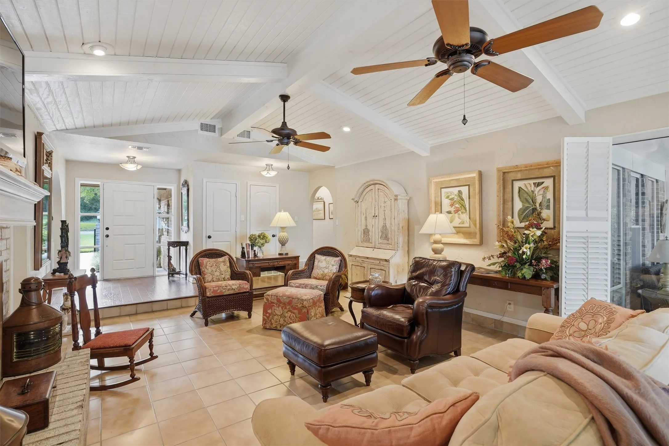 Single Family Residence For Sale in Hood County , 6426 Walters Bend Court, Granbury, Texas 76049, 4 Bedrooms, 3 Bathrooms, 2 Garage spaces, 3,151 Sqft, built in 1975, Price $1,395,000, mls#21305738, Real Estate Agent in Granbury, Homes For Sale in Hood county, Homes For Sale in Granbury, Realtor in Granbury Texas, Real Estate Brokerage Independent Realty Texas, Luminita Cordes Realtor