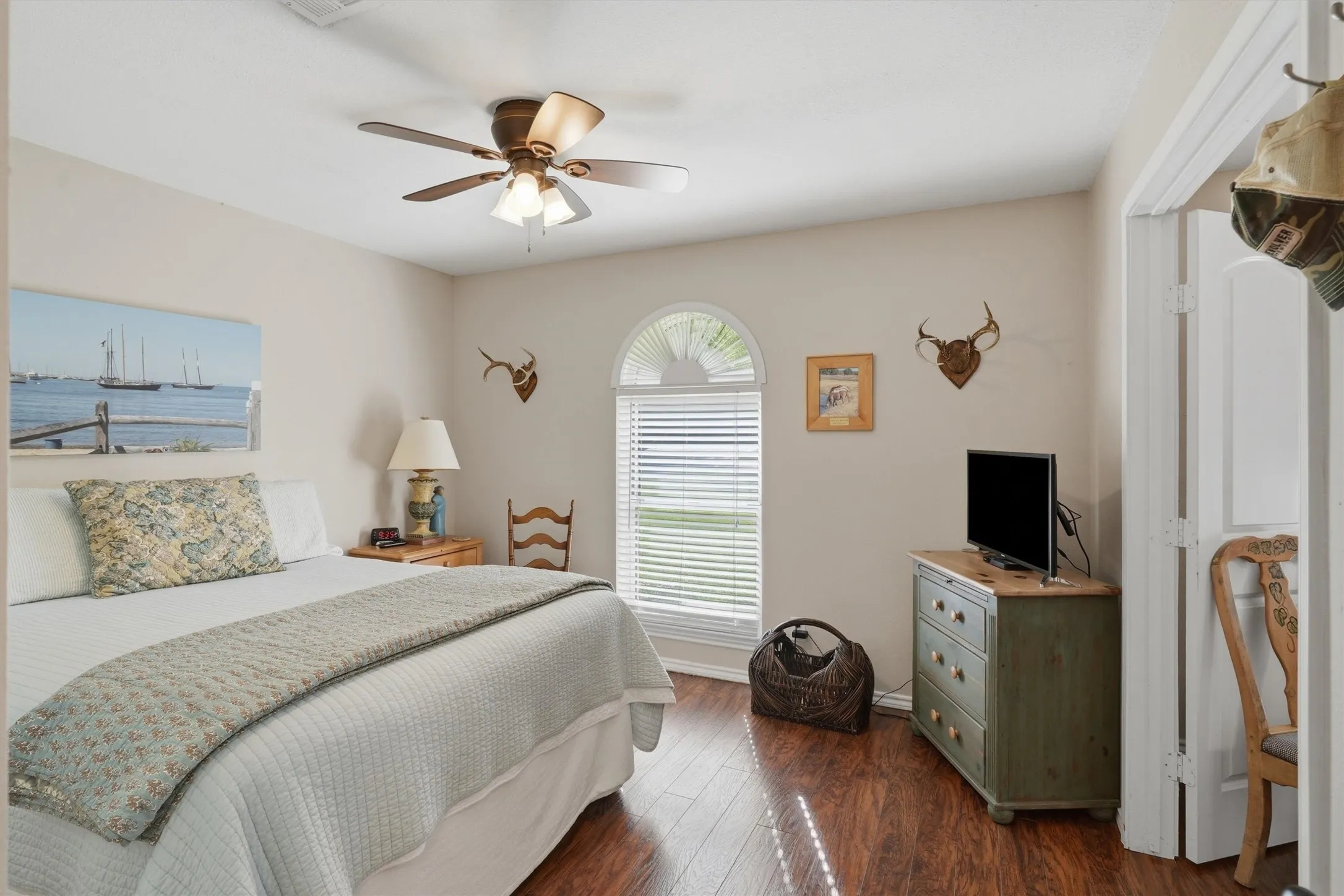 Single Family Residence For Sale in Hood County , 6426 Walters Bend Court, Granbury, Texas 76049, 4 Bedrooms, 3 Bathrooms, 2 Garage spaces, 3,151 Sqft, built in 1975, Price $1,395,000, mls#21305738, Real Estate Agent in Granbury, Homes For Sale in Hood county, Homes For Sale in Granbury, Realtor in Granbury Texas, Real Estate Brokerage Independent Realty Texas, Luminita Cordes Realtor