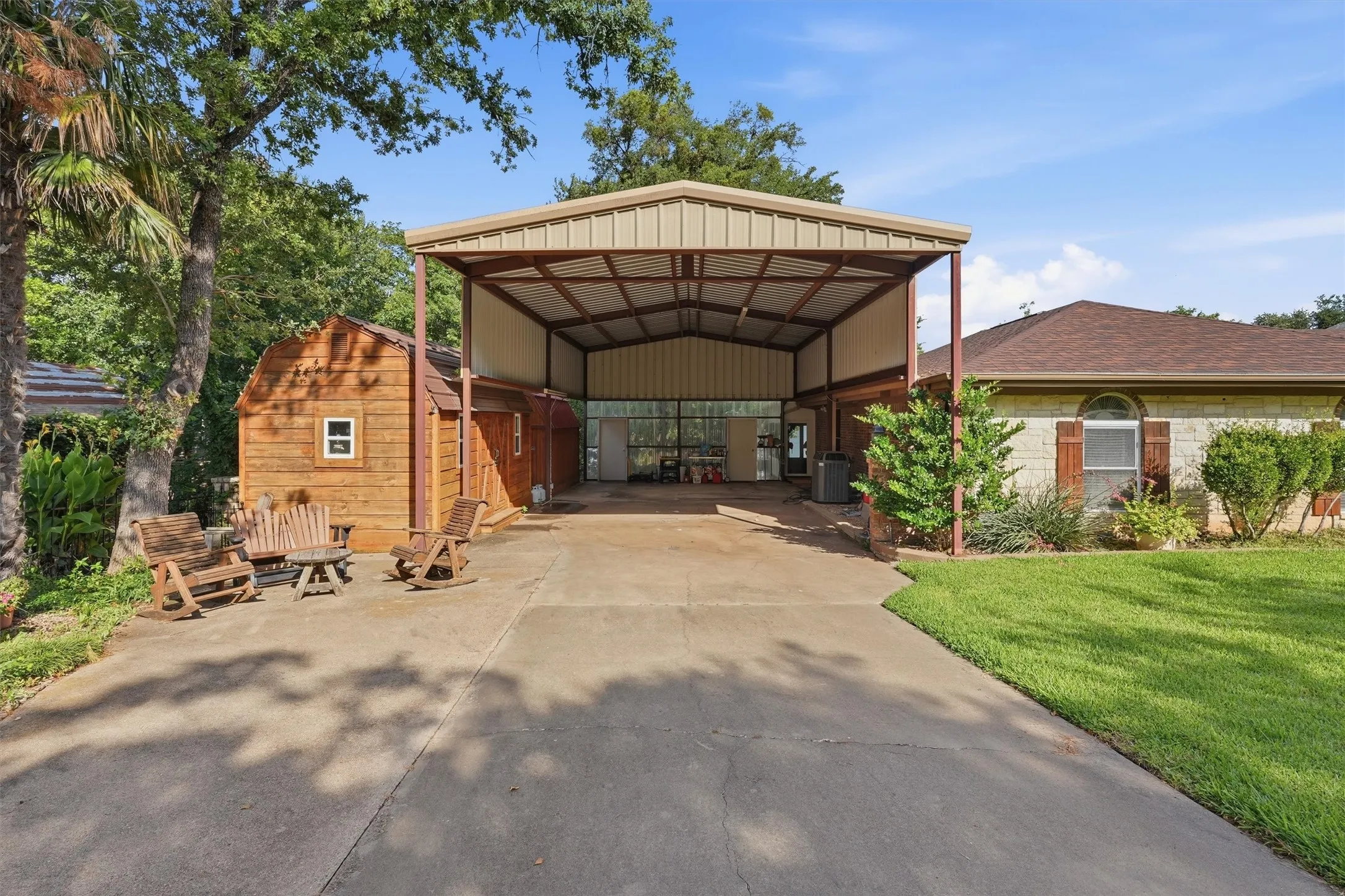 Single Family Residence For Sale in Hood County , 6426 Walters Bend Court, Granbury, Texas 76049, 4 Bedrooms, 3 Bathrooms, 2 Garage spaces, 3,151 Sqft, built in 1975, Price $1,395,000, mls#21305738, Real Estate Agent in Granbury, Homes For Sale in Hood county, Homes For Sale in Granbury, Realtor in Granbury Texas, Real Estate Brokerage Independent Realty Texas, Luminita Cordes Realtor