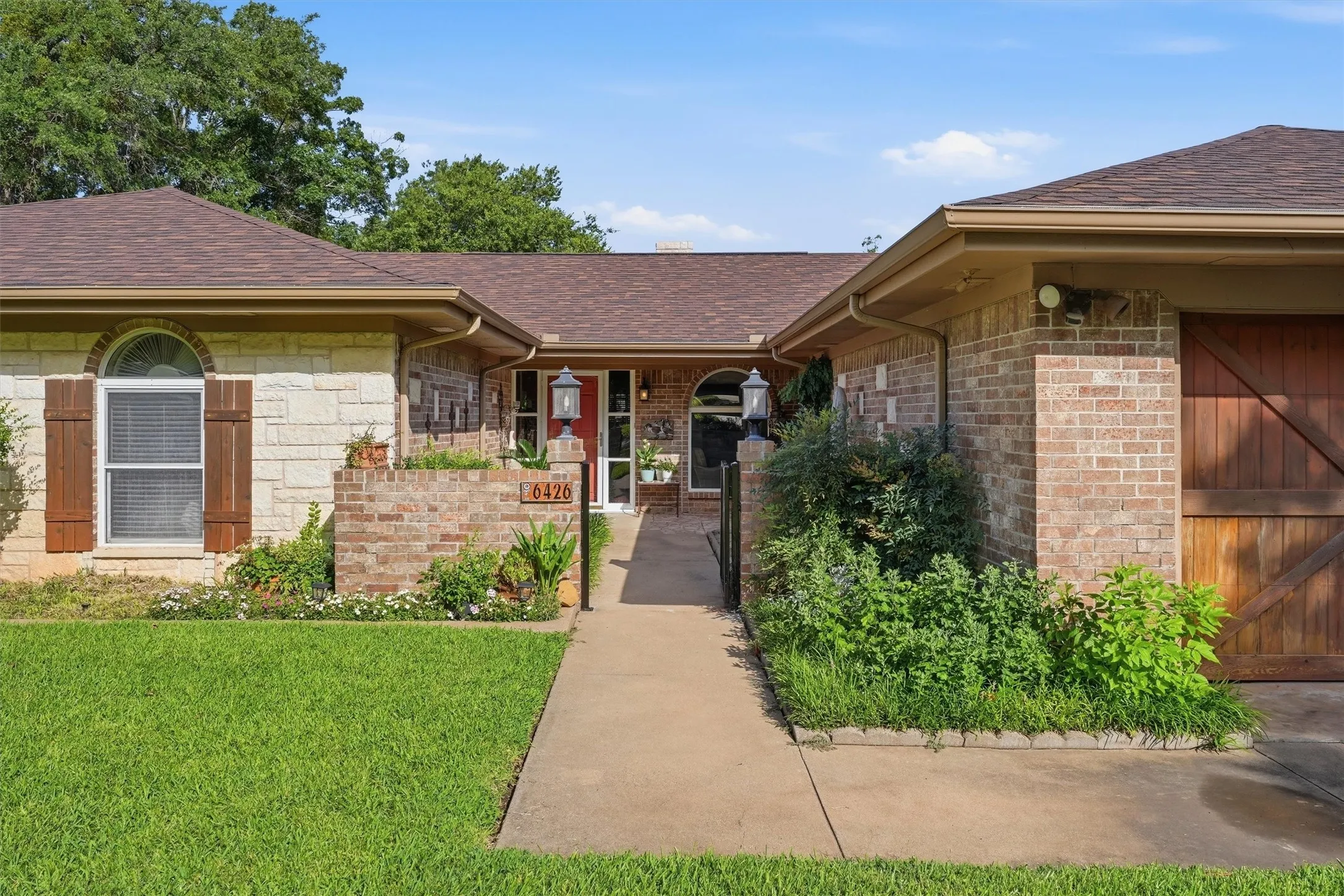 Single Family Residence For Sale in Hood County , 6426 Walters Bend Court, Granbury, Texas 76049, 4 Bedrooms, 3 Bathrooms, 2 Garage spaces, 3,151 Sqft, built in 1975, Price $1,395,000, mls#21305738, Real Estate Agent in Granbury, Homes For Sale in Hood county, Homes For Sale in Granbury, Realtor in Granbury Texas, Real Estate Brokerage Independent Realty Texas, Luminita Cordes Realtor
